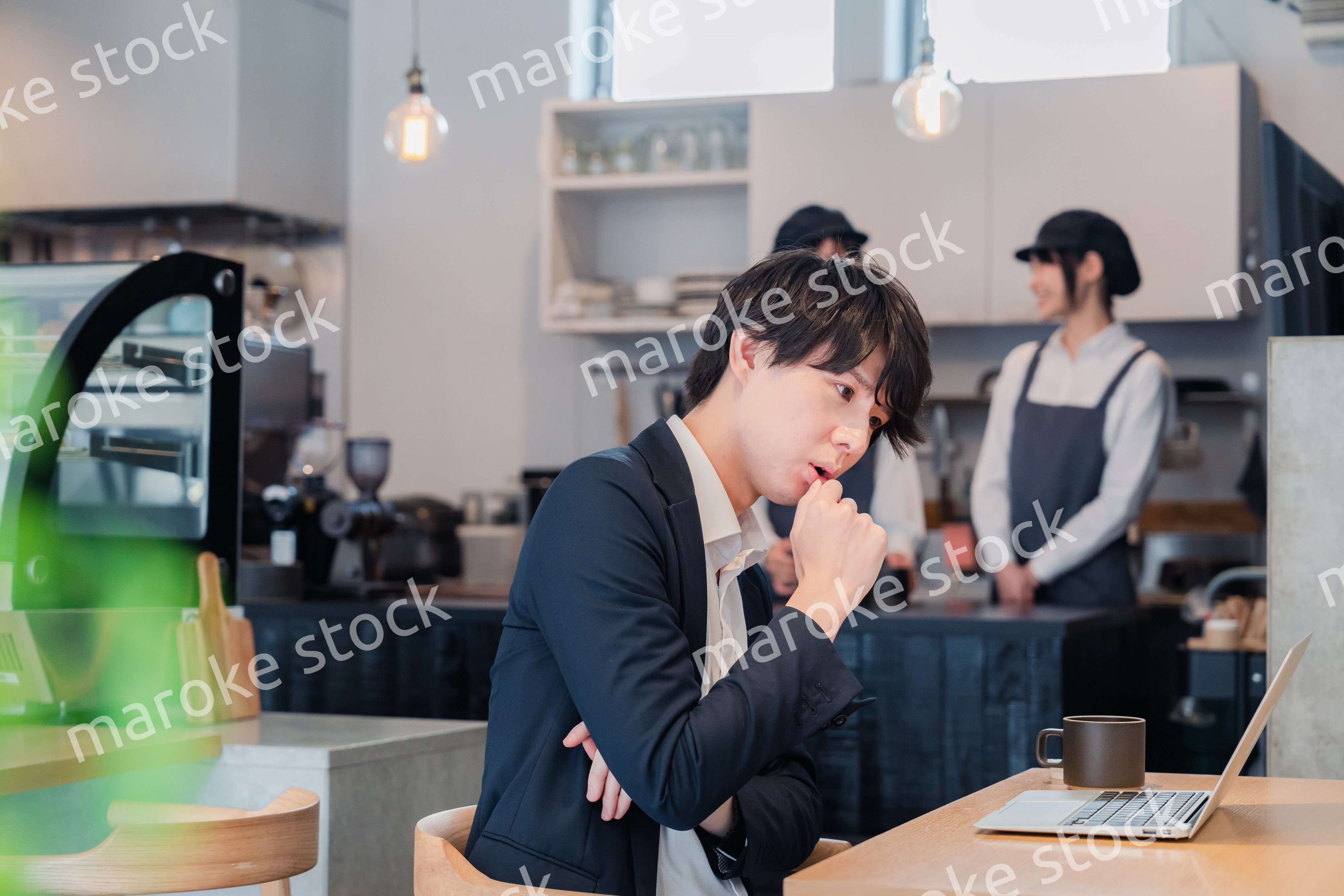 カフェでリモートワークをする男性