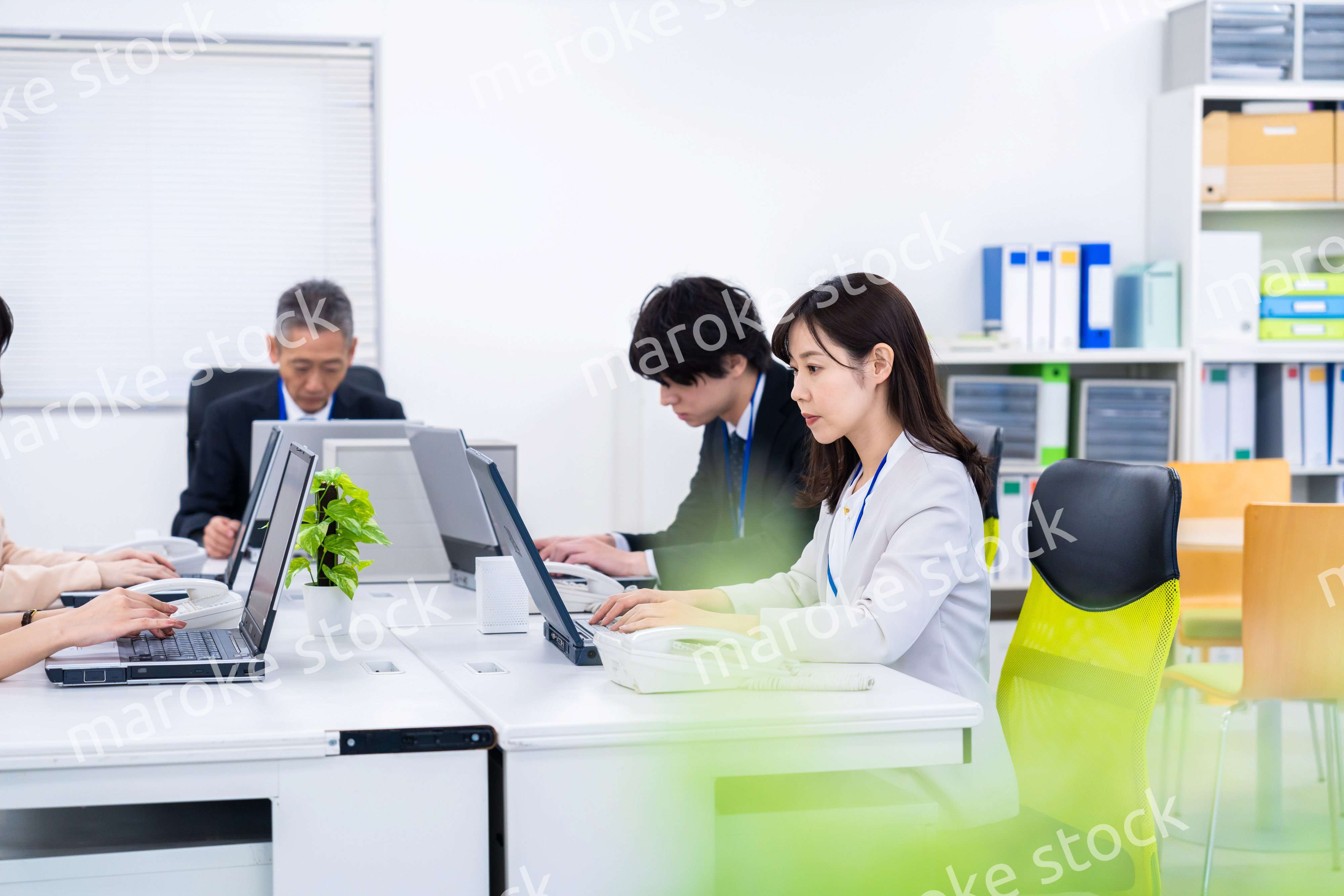 楽しくオフィスで仕事をするスタッフ