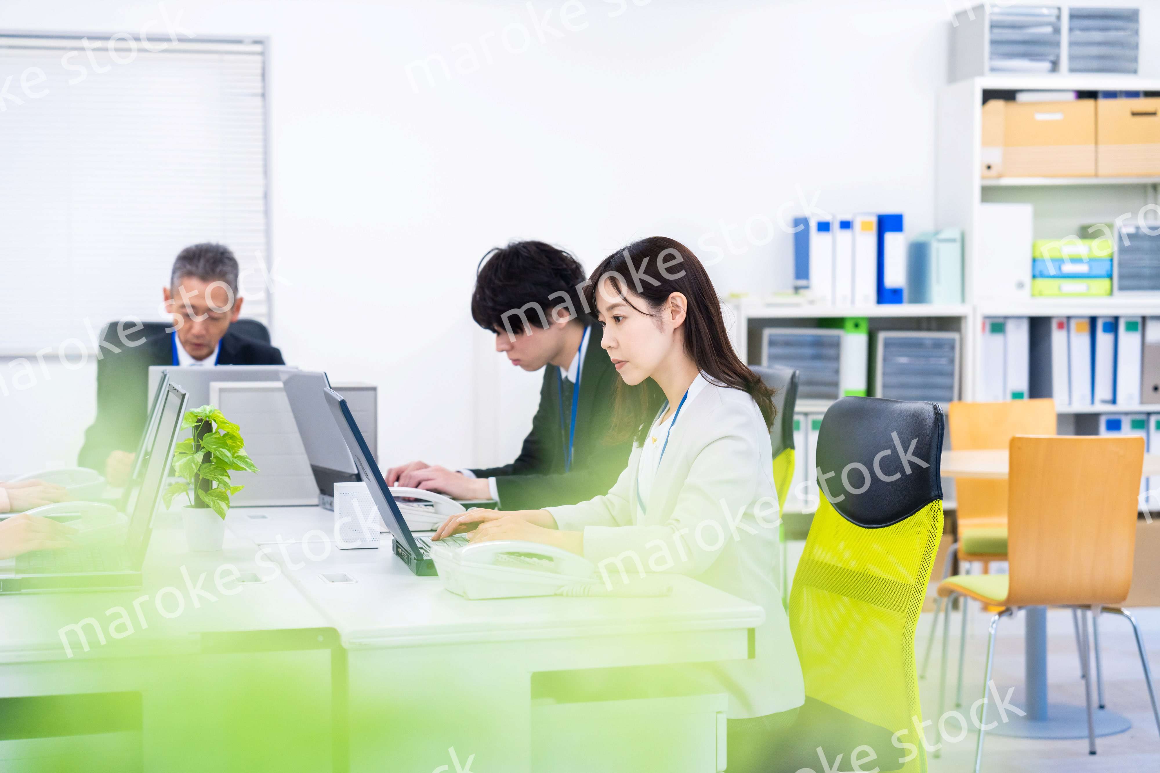 楽しくオフィスで仕事をするスタッフ