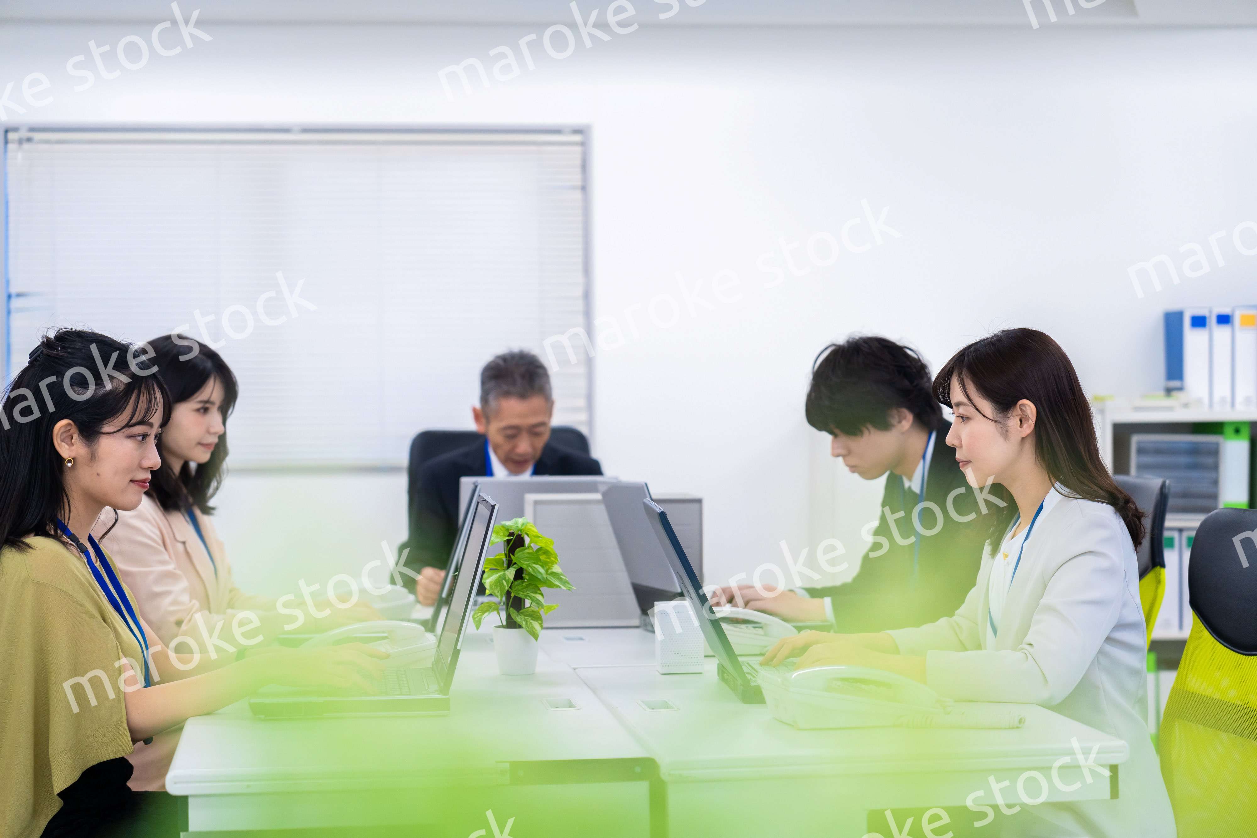 楽しくオフィスで仕事をするスタッフ