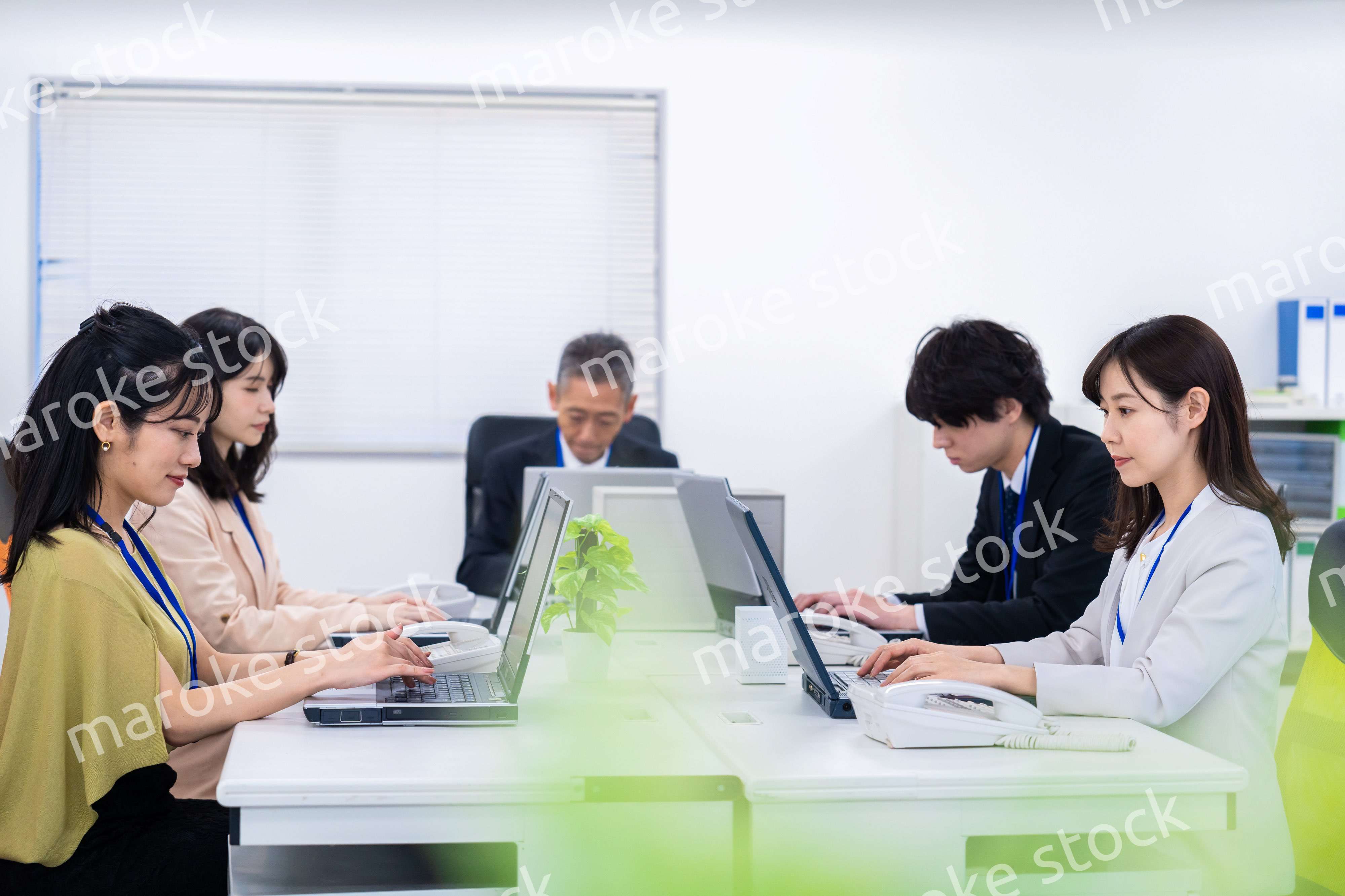 楽しくオフィスで仕事をするスタッフ