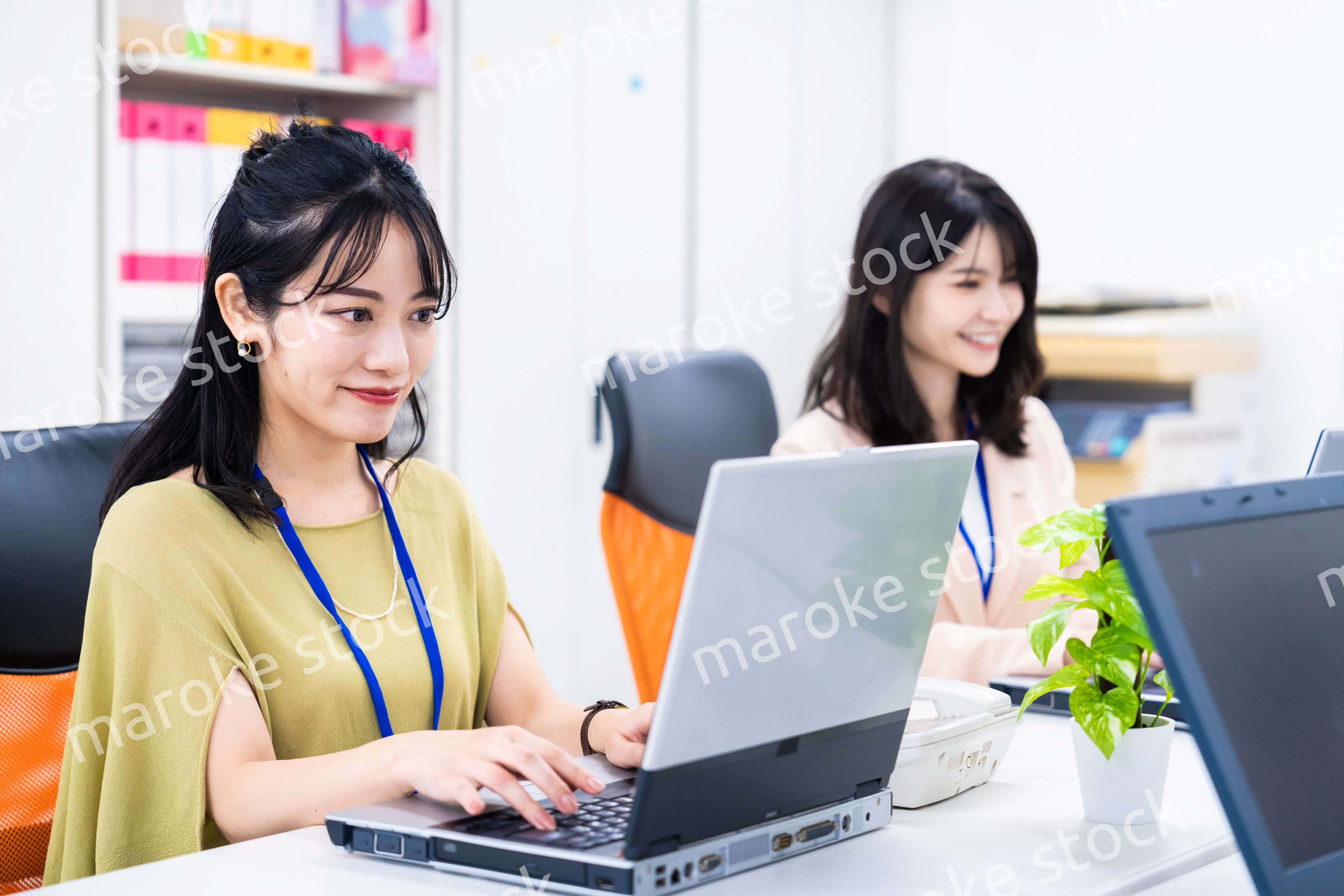 オフィスでデスクワークをする女性スタッフ