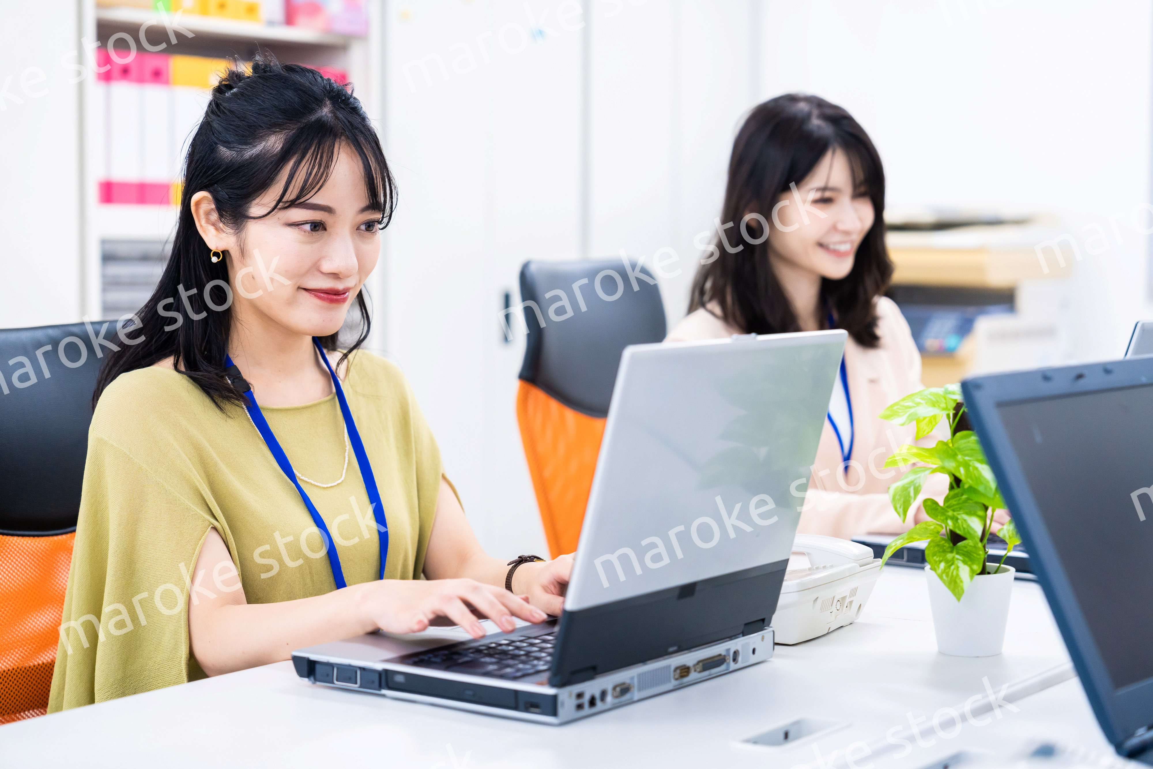 オフィスでデスクワークをする女性スタッフ