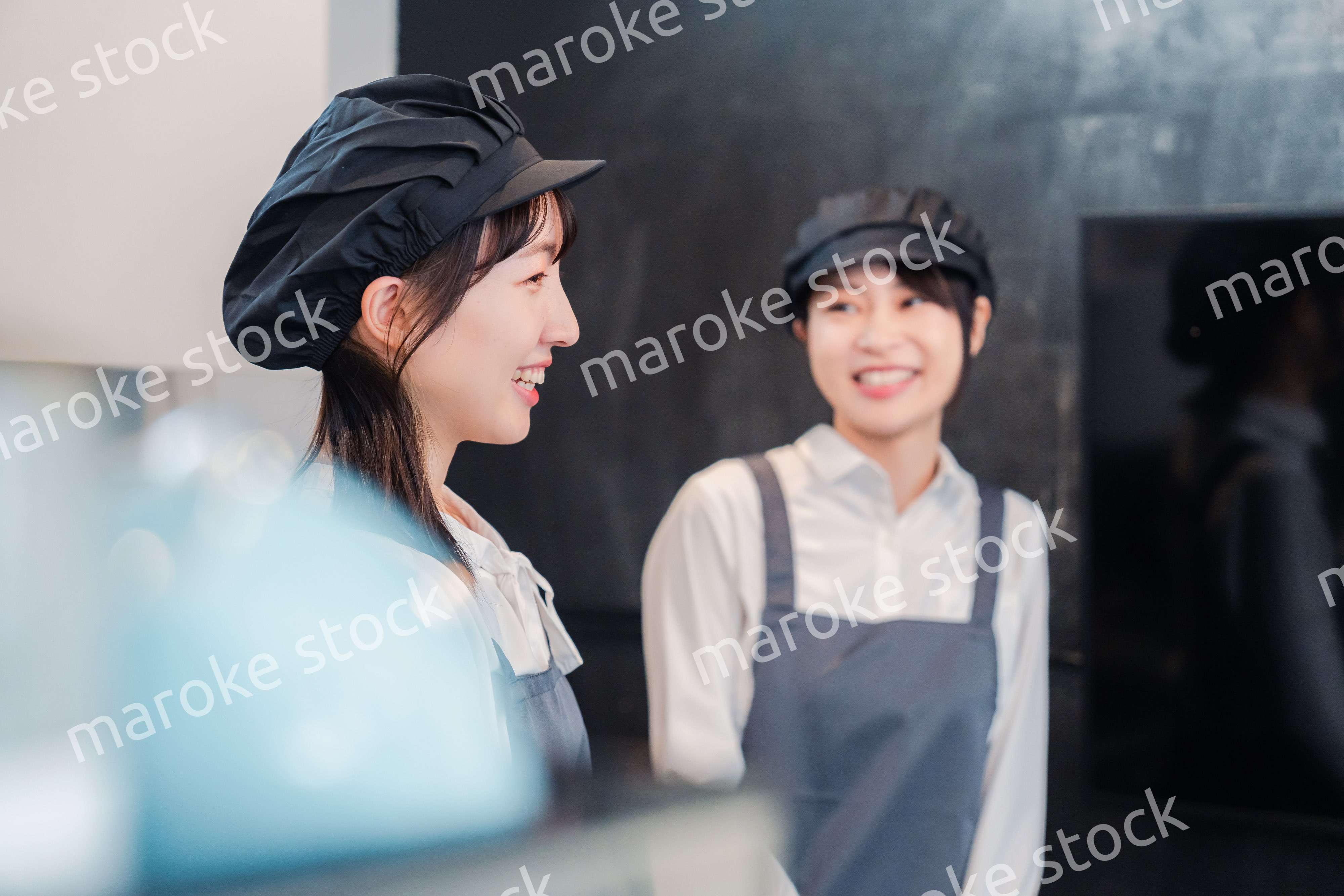 仲良く働くカフェスタッフ