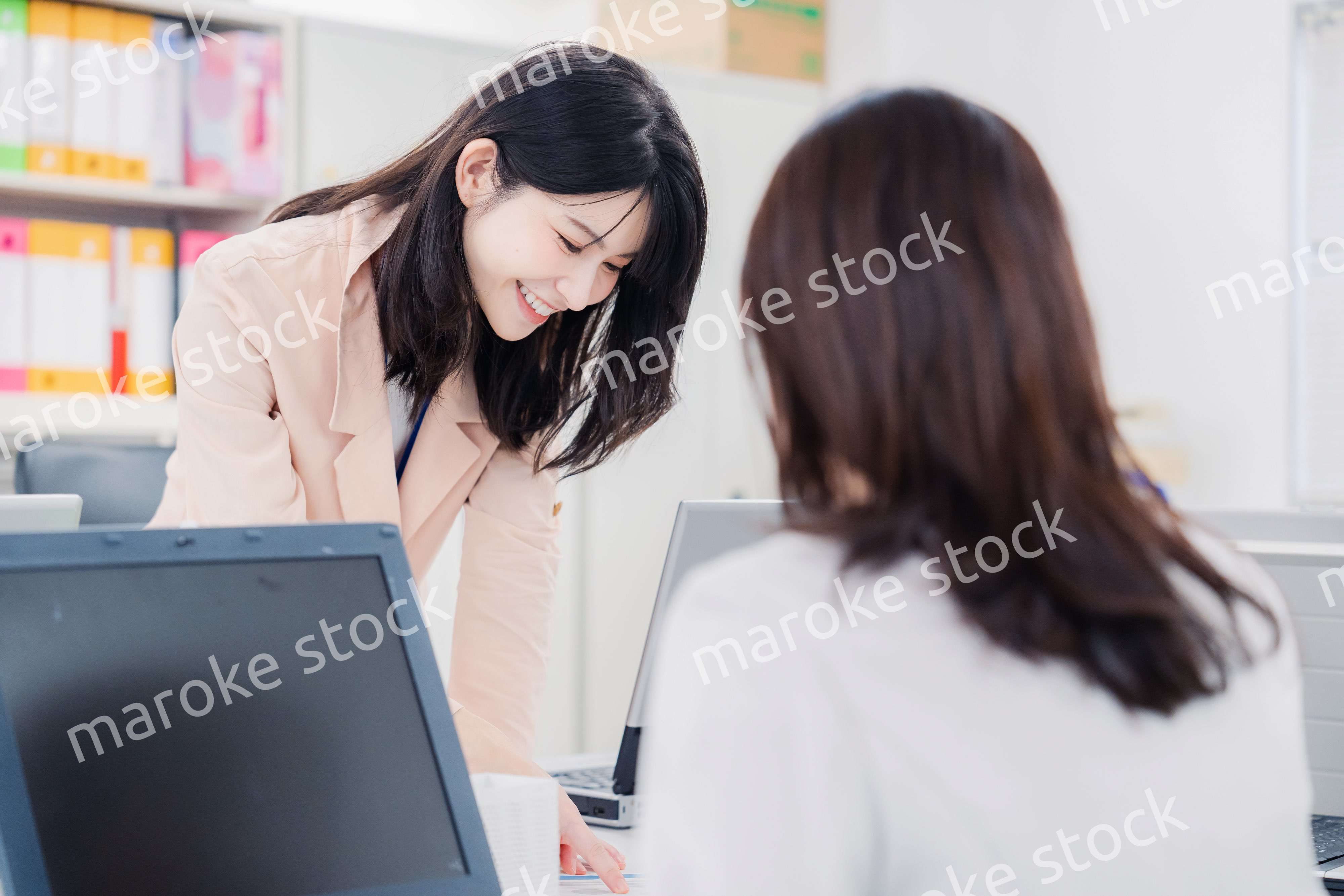 オフィスで相談をする2人の女性会社員