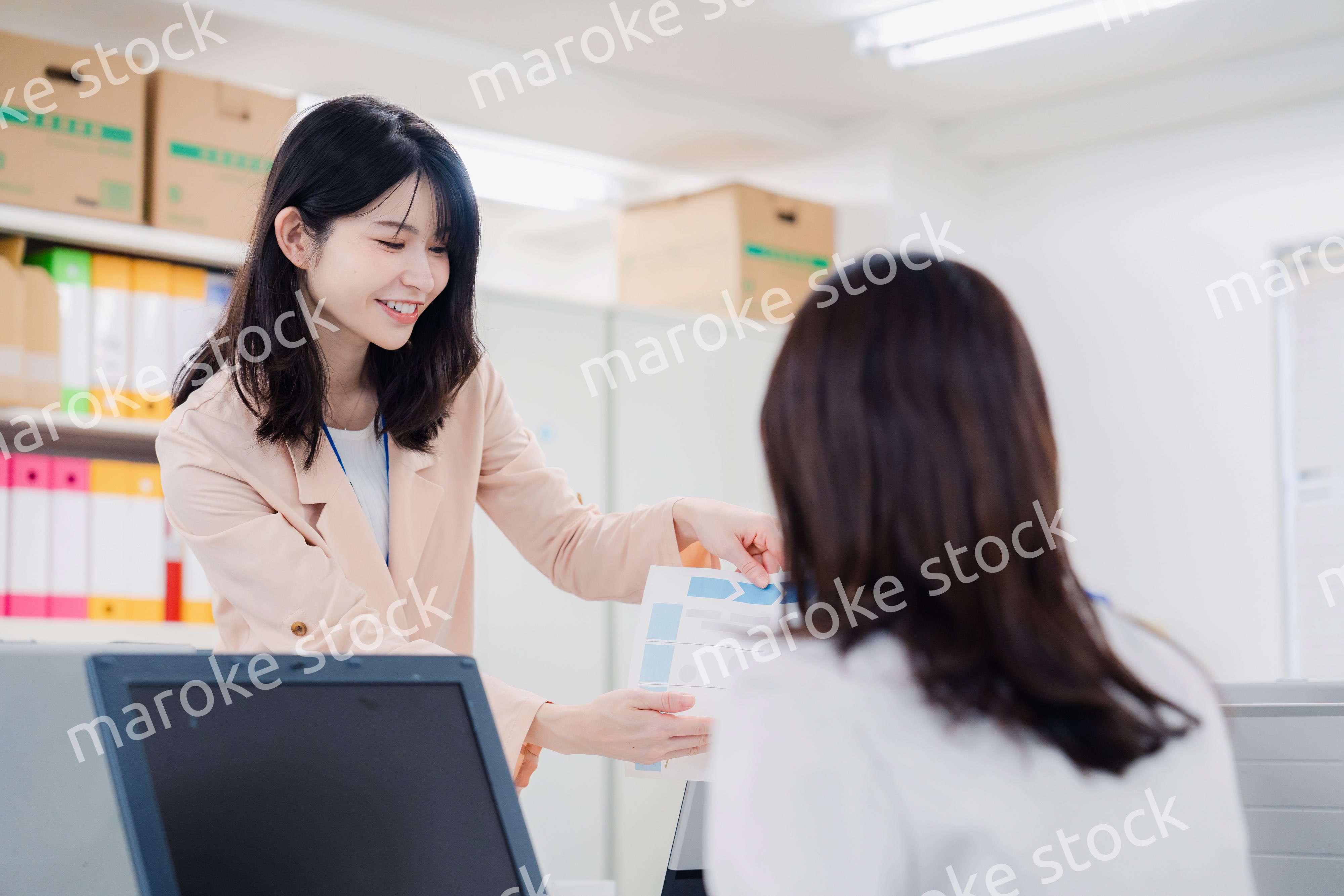 オフィスで相談をする2人の女性会社員