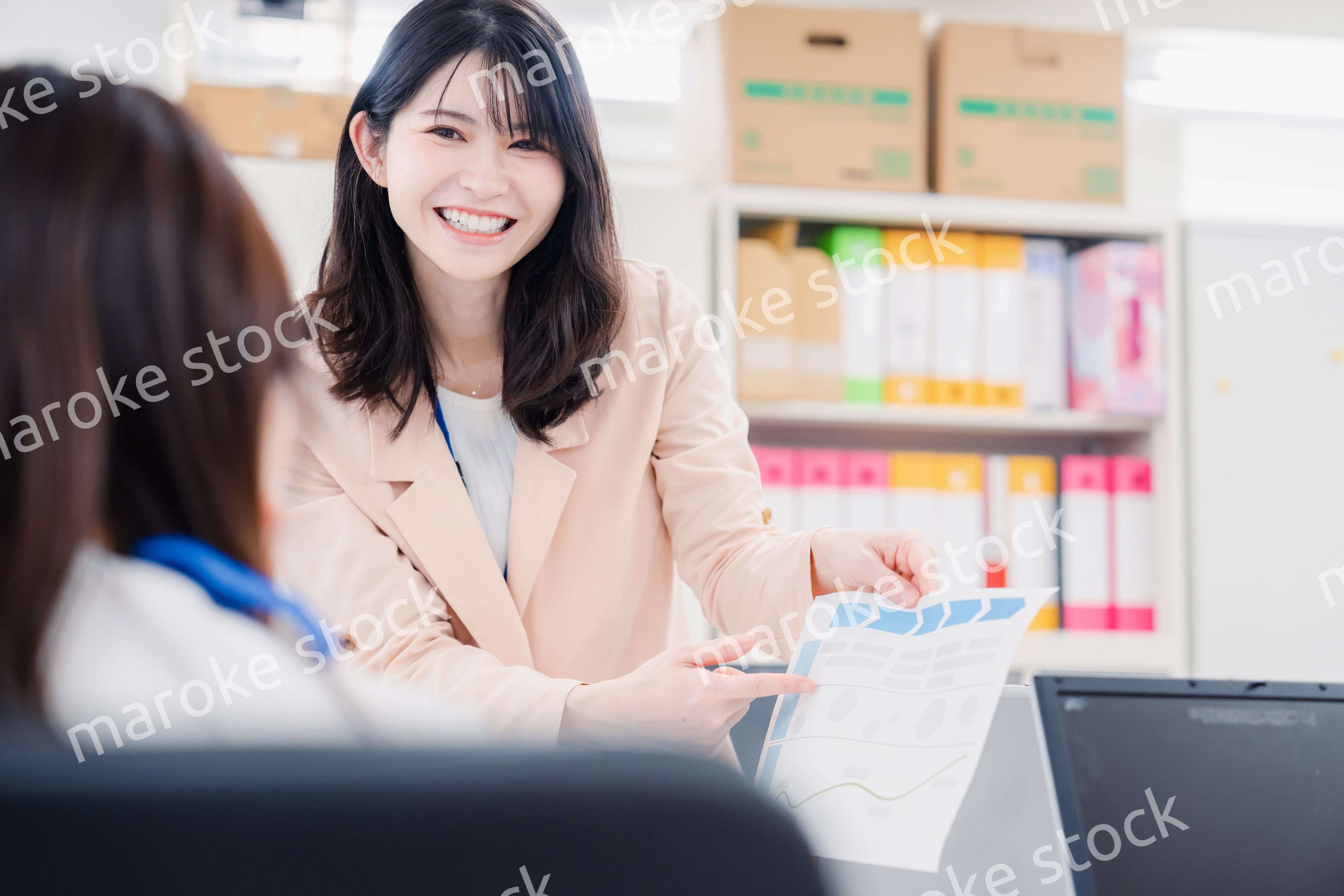 オフィスで相談をする2人の女性会社員