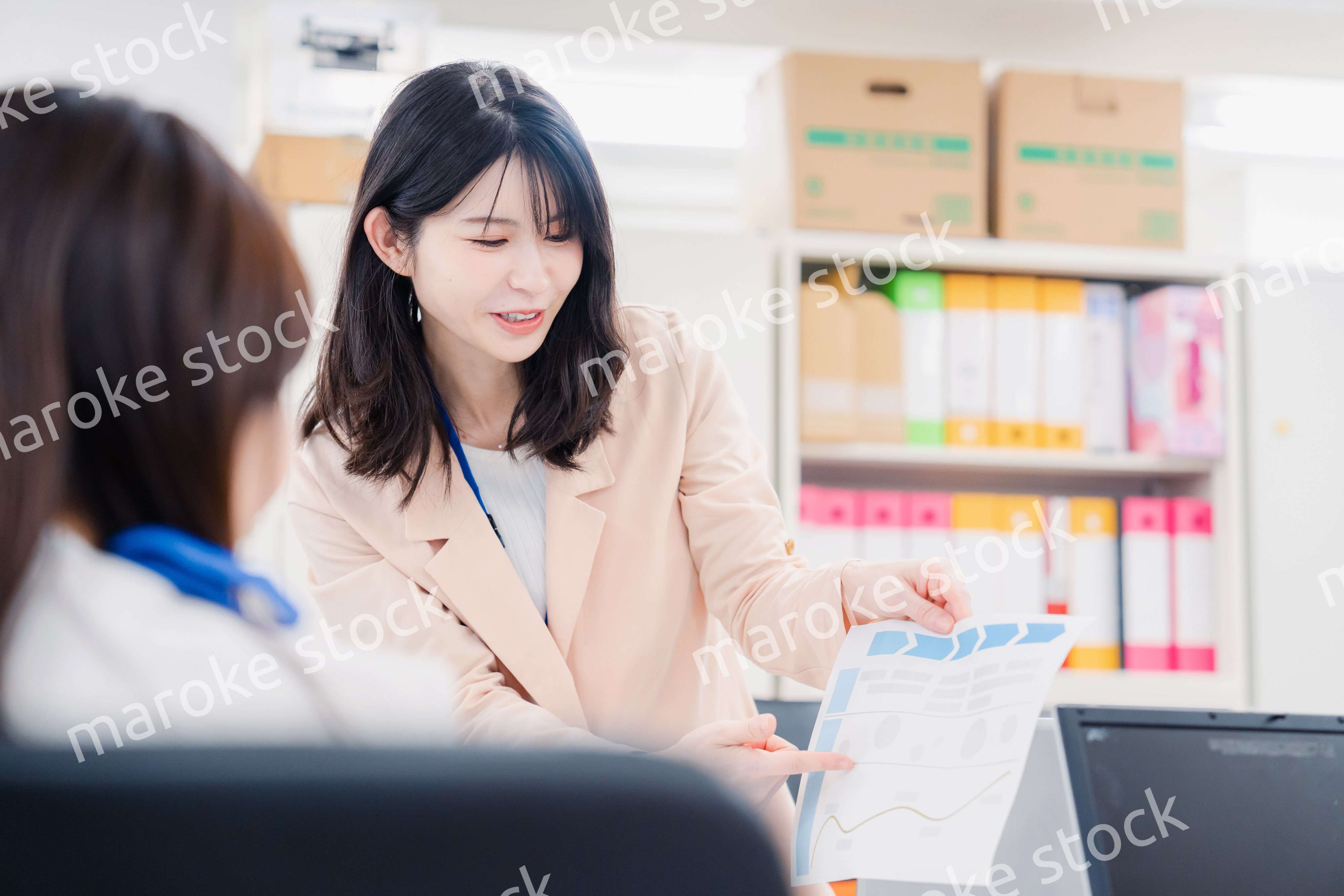 オフィスで相談をする2人の女性会社員