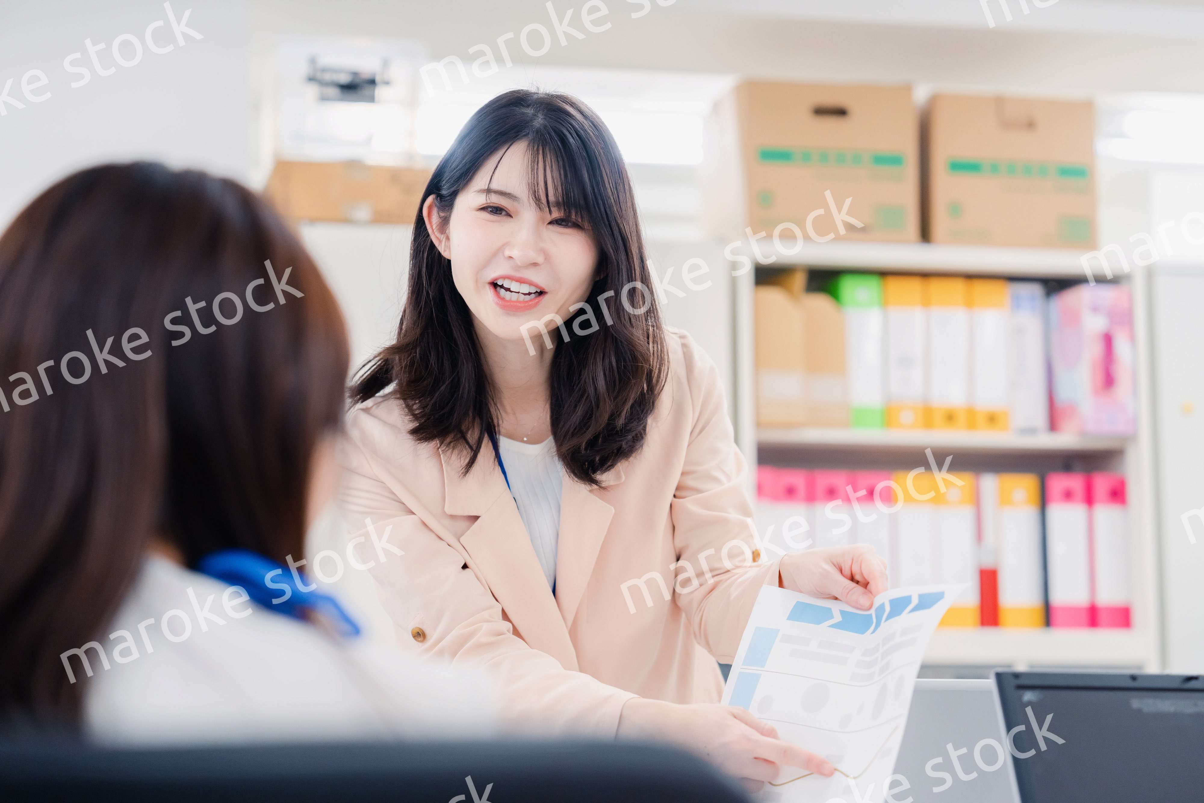 オフィスで相談をする2人の女性会社員