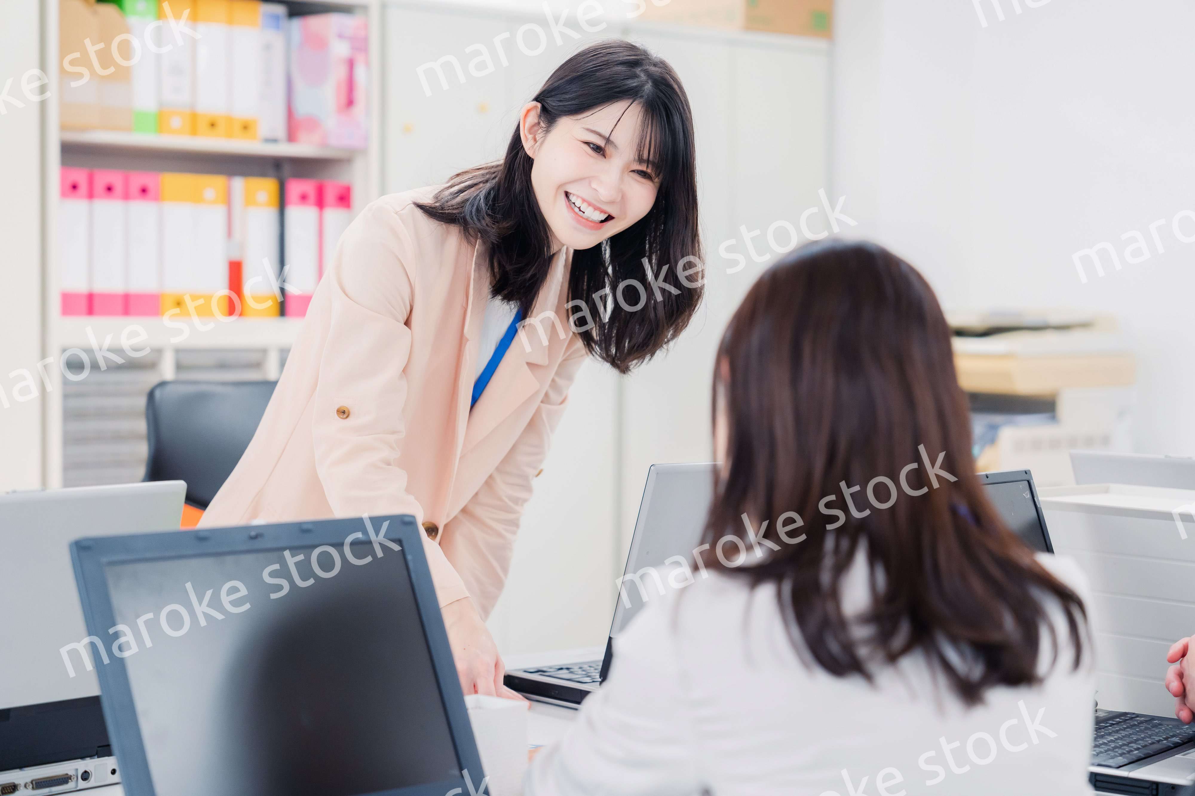 オフィスで相談をする2人の女性会社員