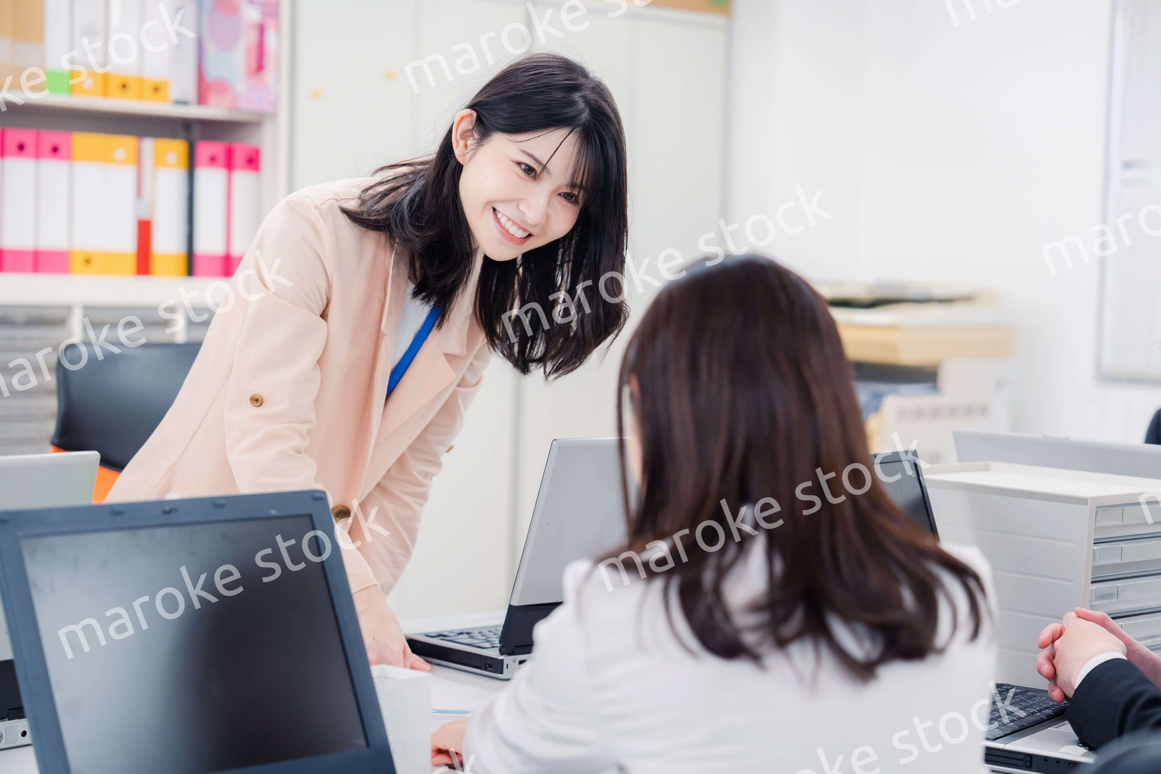 オフィスで相談をする2人の女性会社員