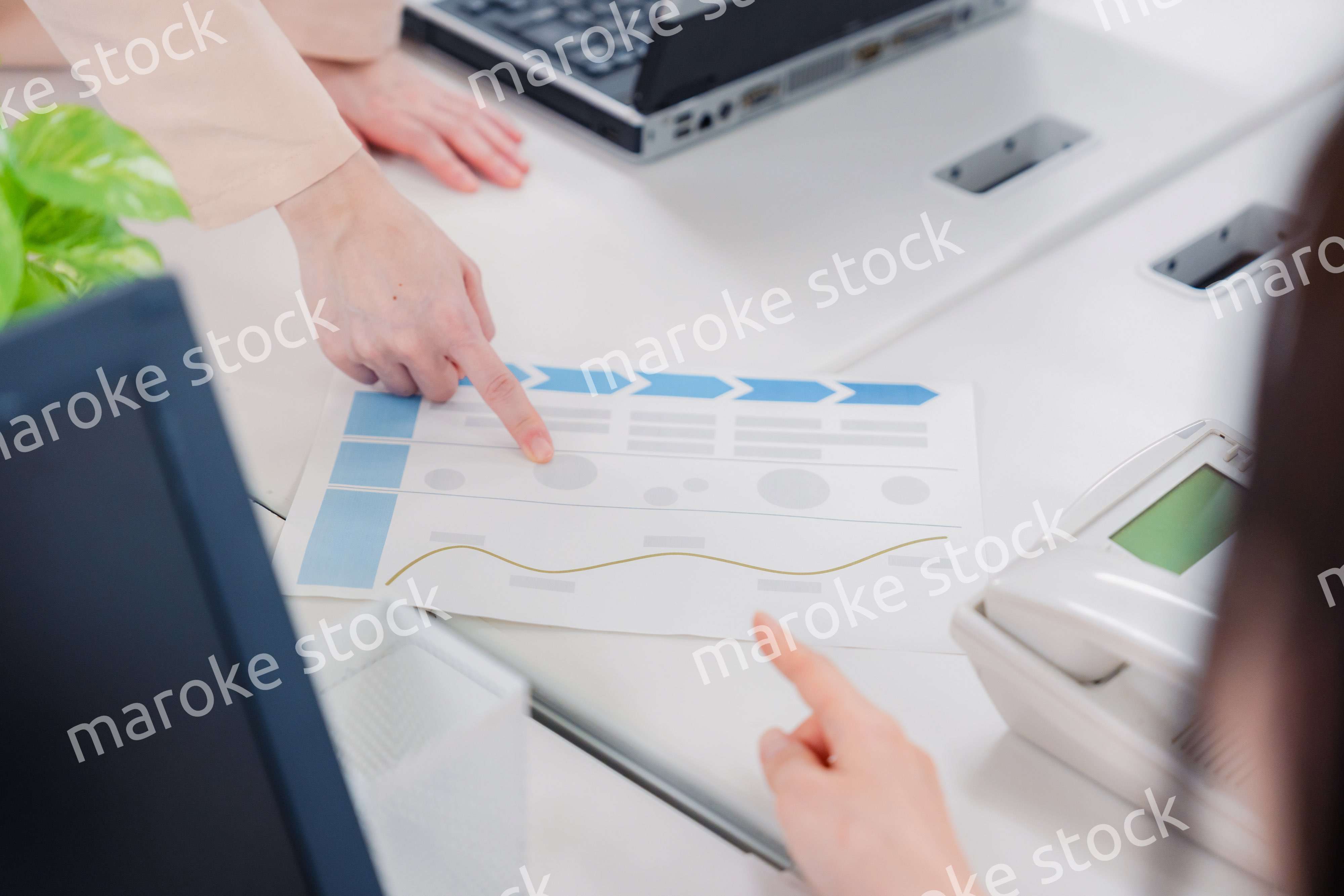 オフィスで相談をする2人の女性会社員