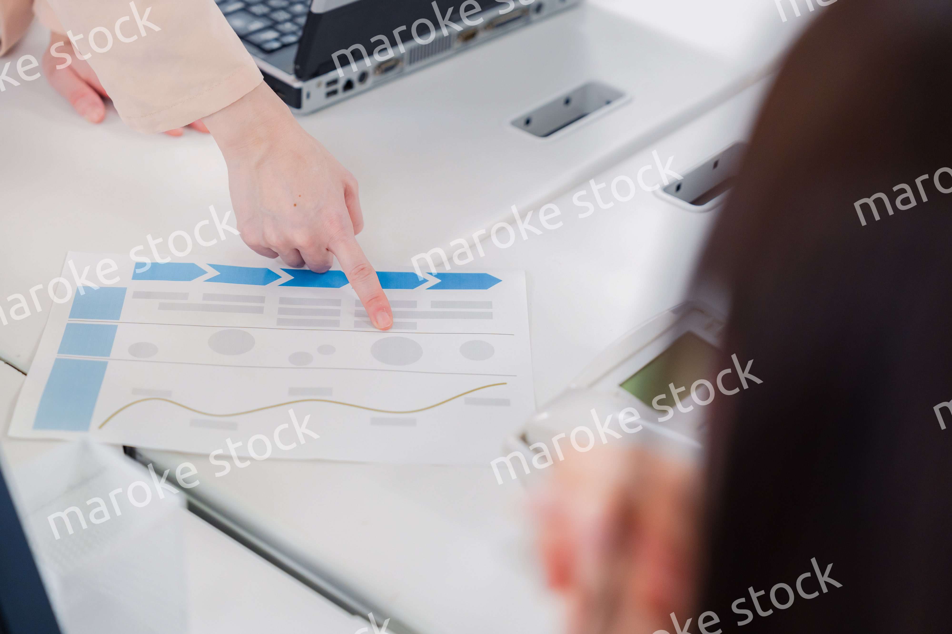 オフィスで相談をする2人の女性会社員