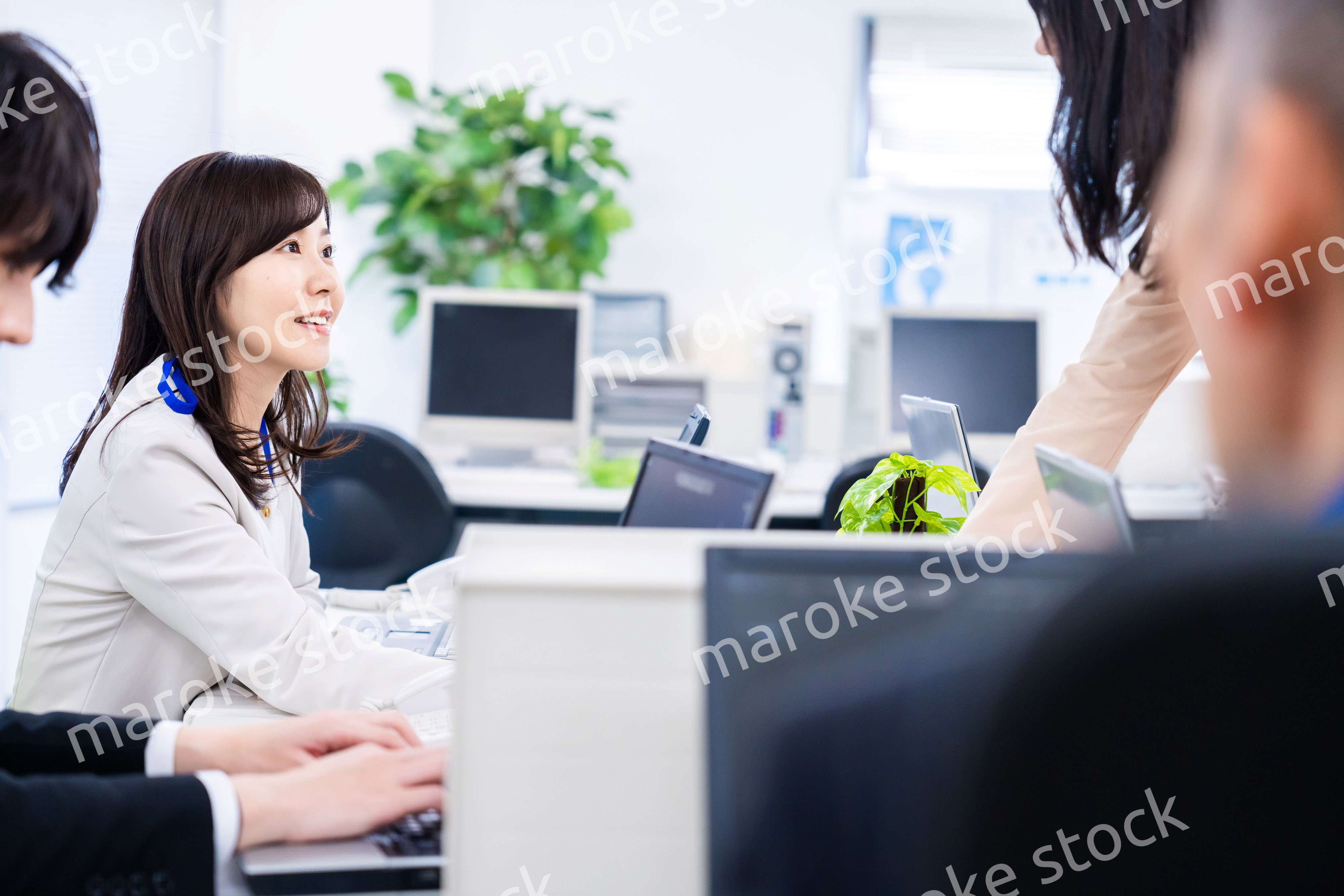 楽しくオフィスで仕事をするスタッフ