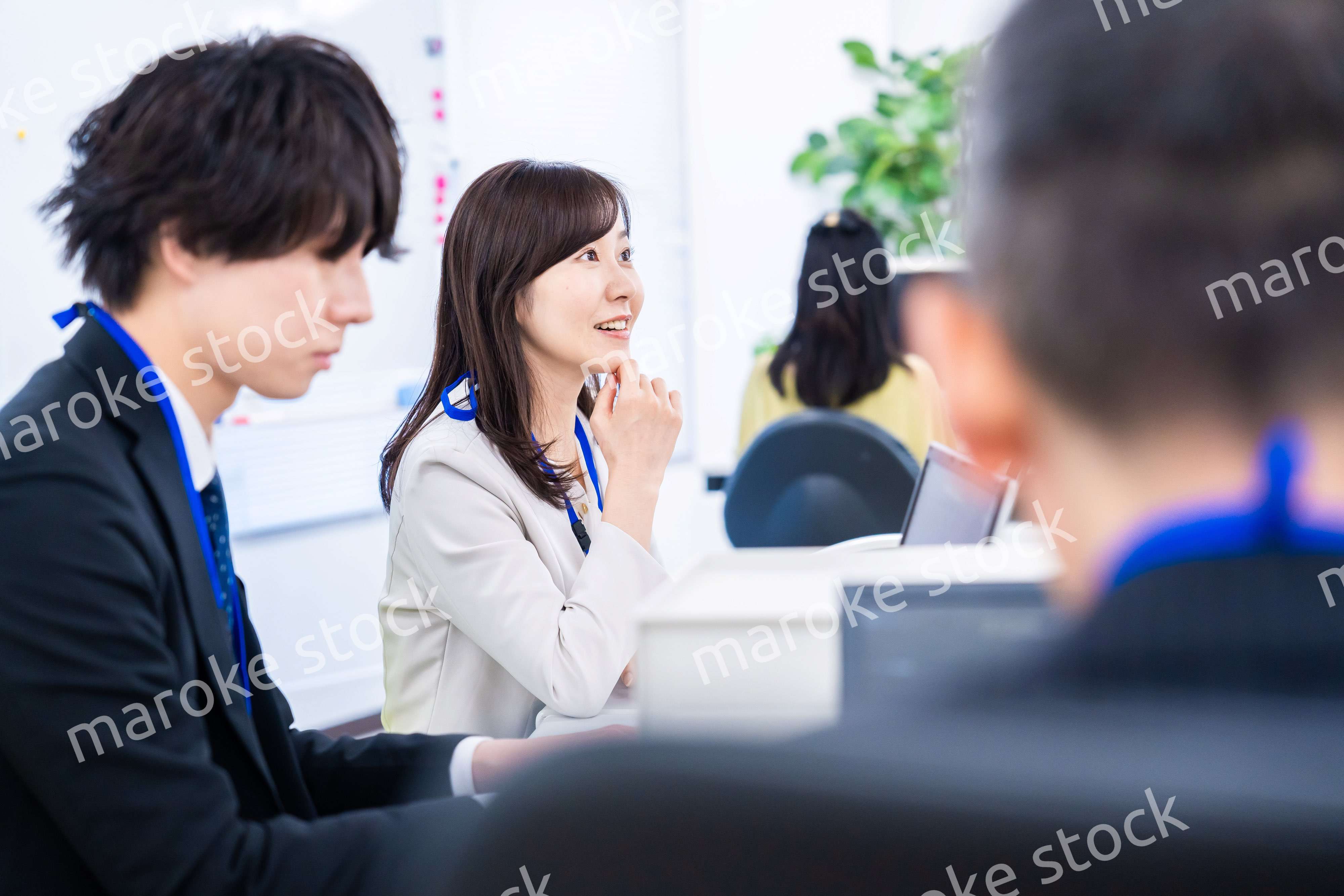 笑顔でデスクワークをする女性