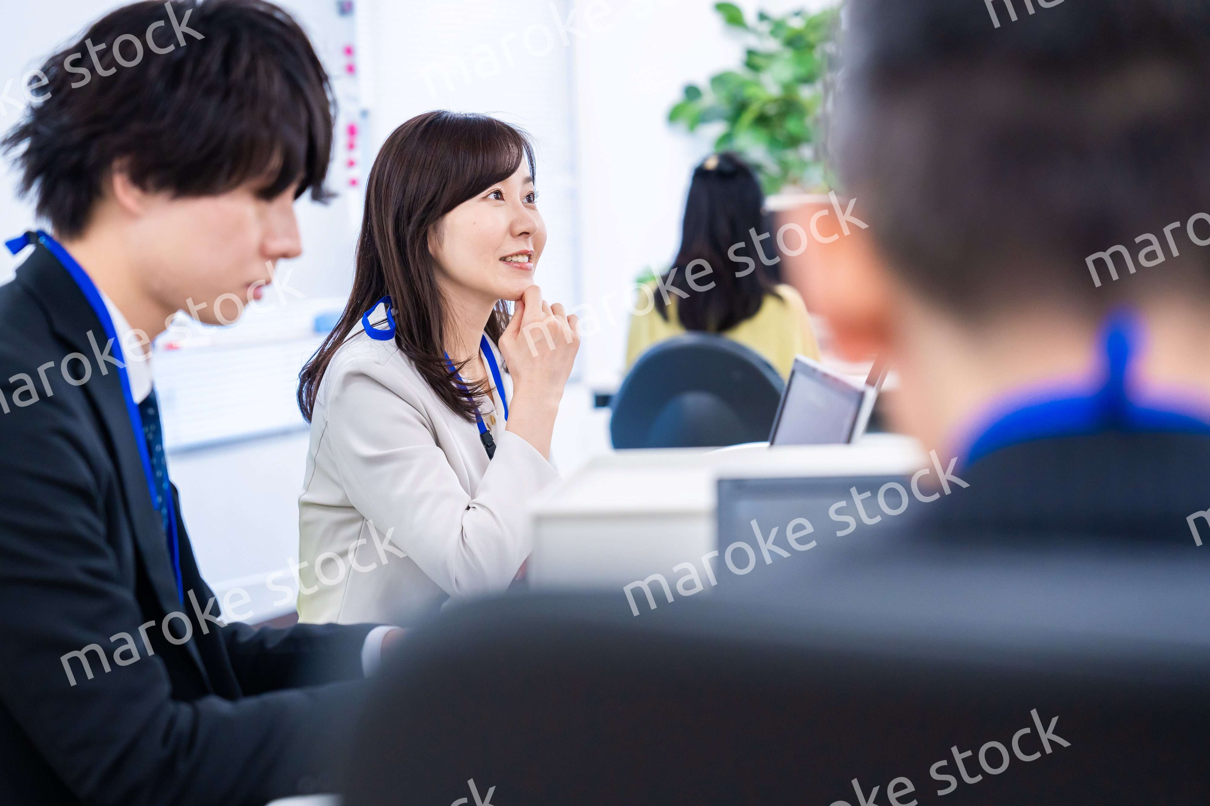 笑顔でデスクワークをする女性