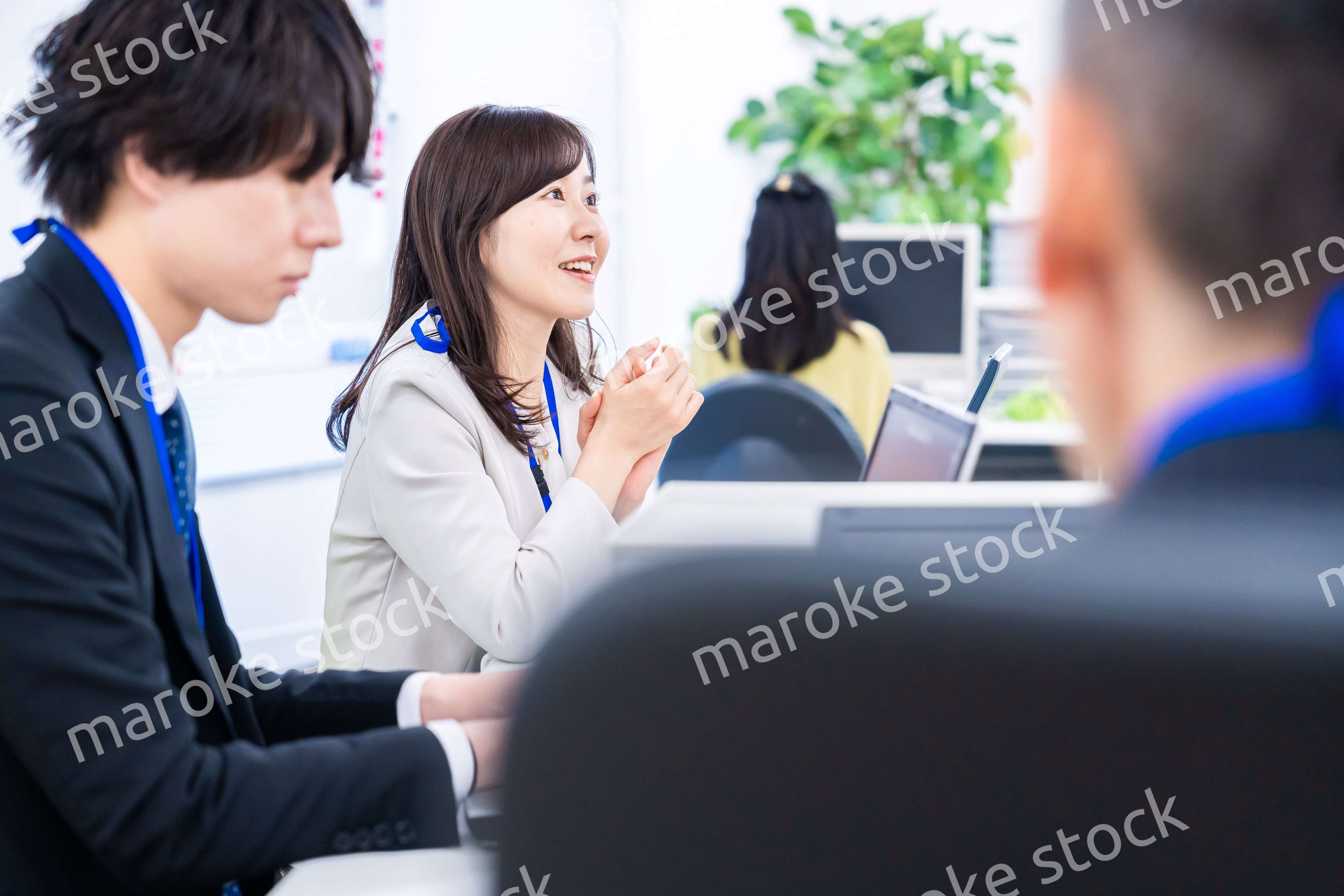 笑顔でデスクワークをする女性