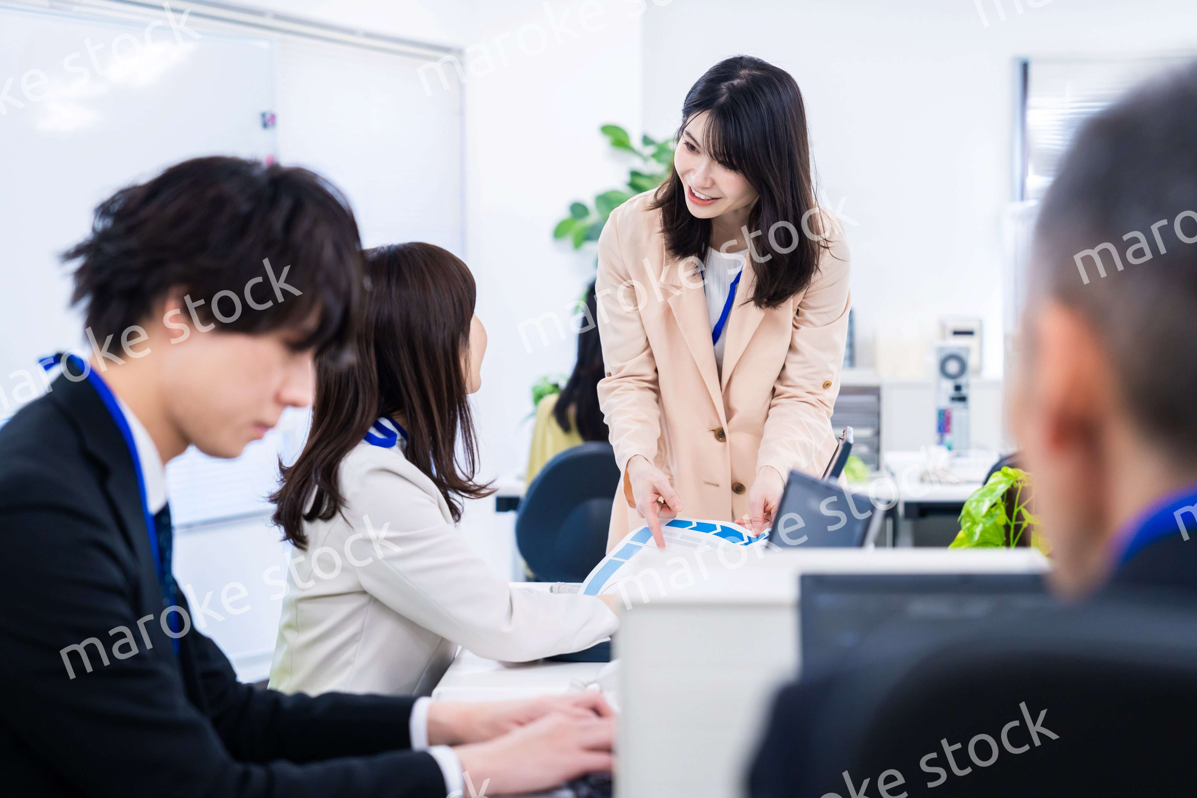 オフィスでコミュニケーションを図る女性