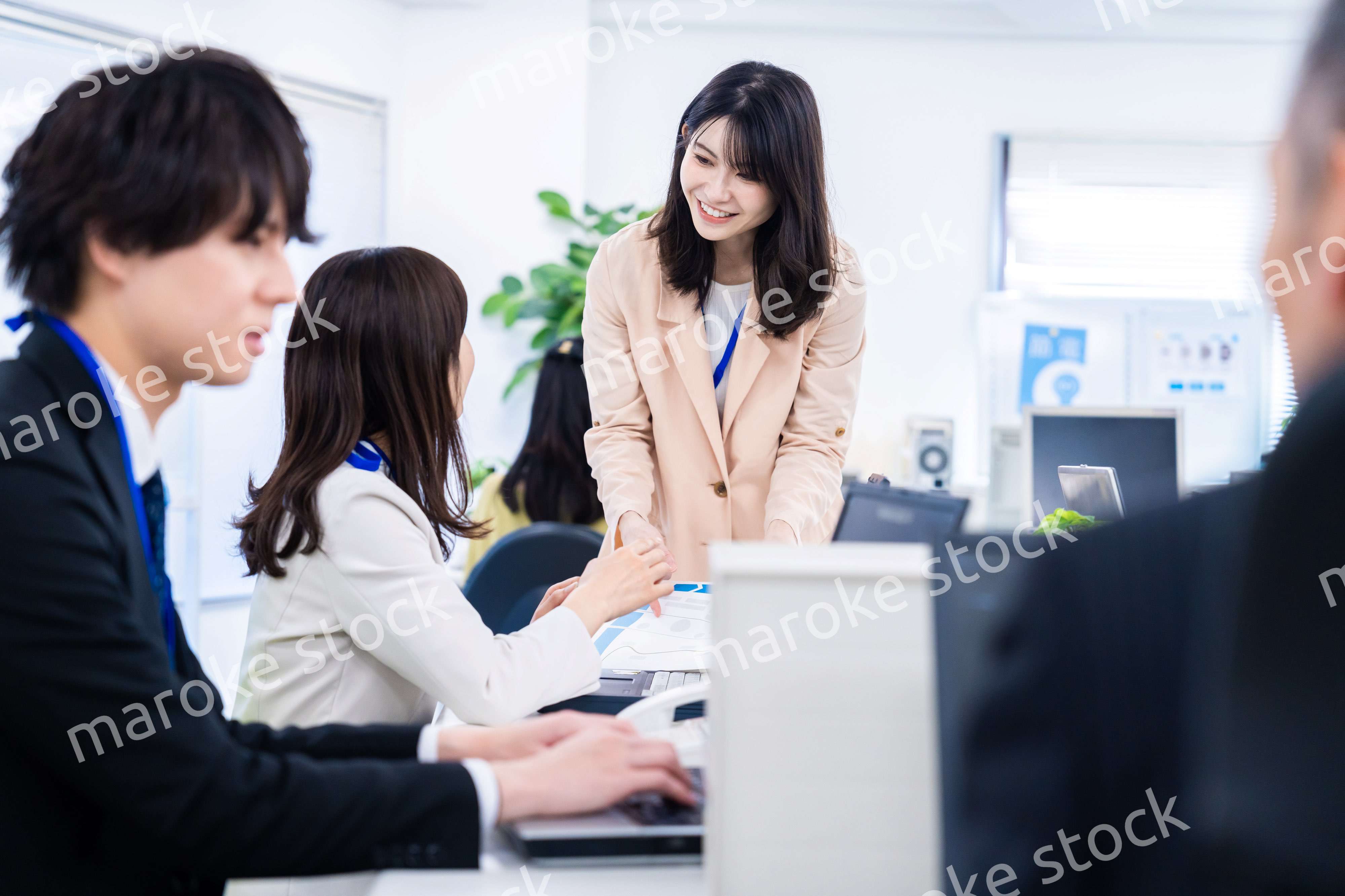 オフィスでコミュニケーションを図る女性