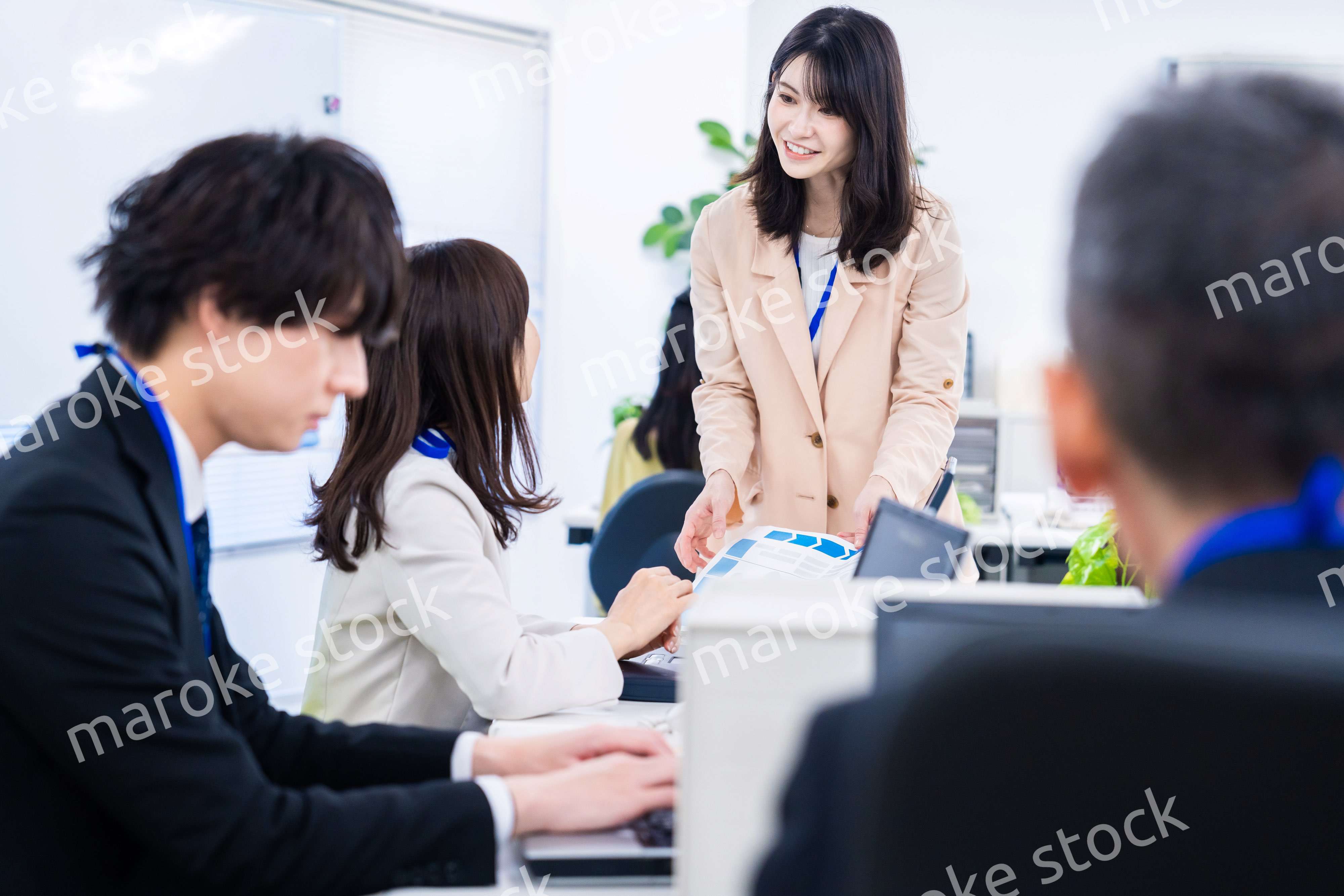 オフィスでコミュニケーションを図る女性