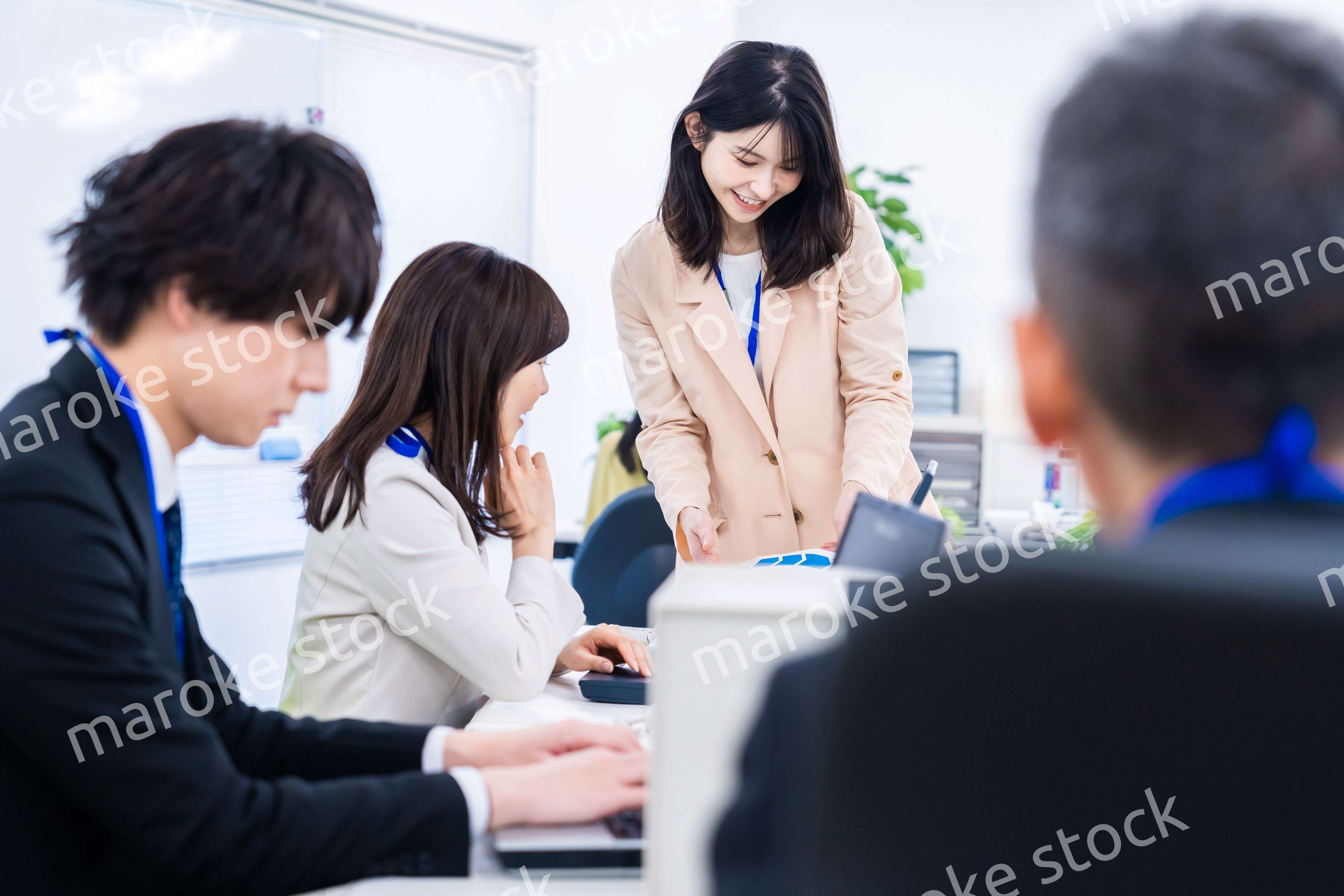 オフィスでコミュニケーションを図る女性