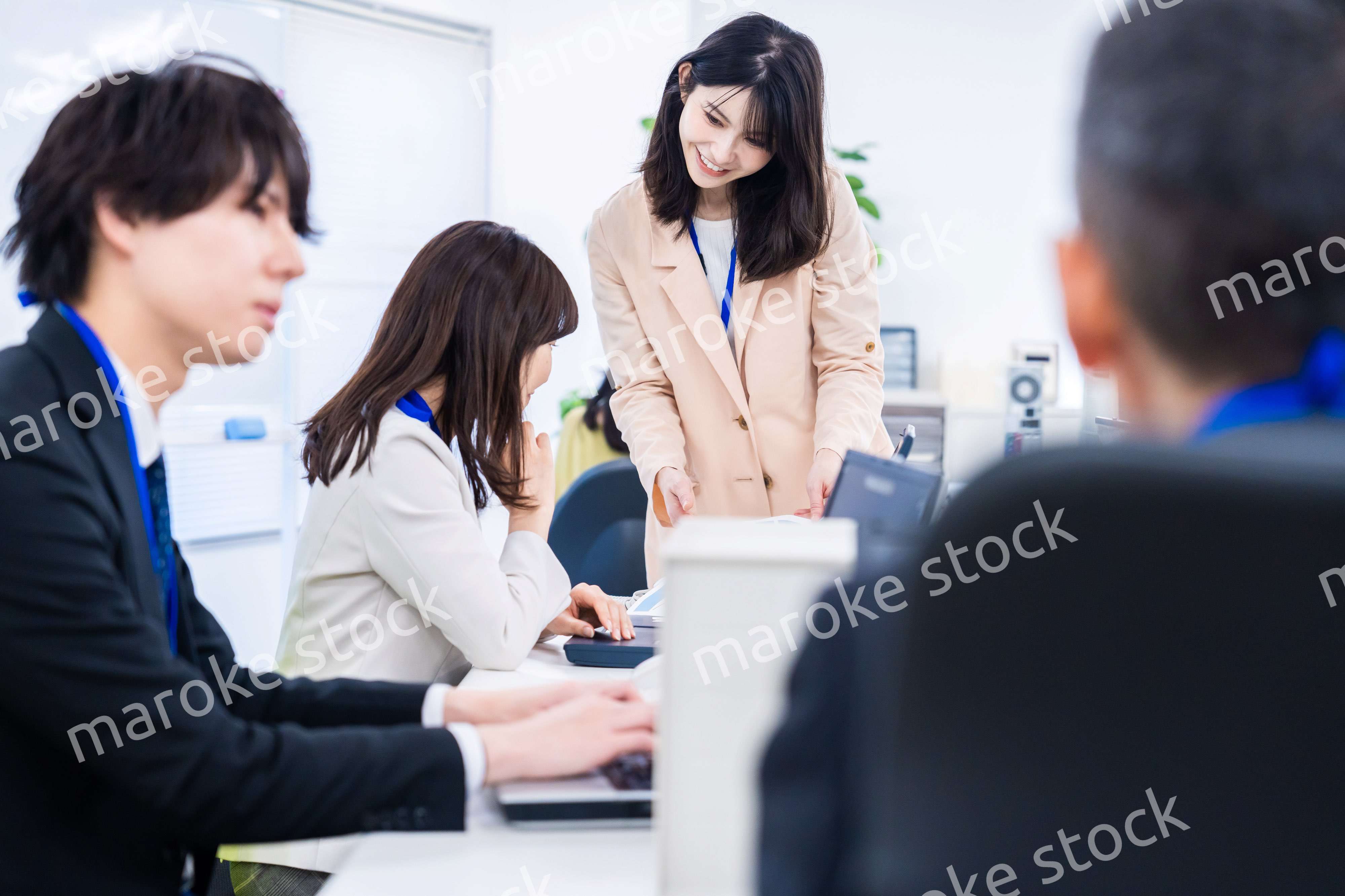 オフィスでコミュニケーションを図る女性