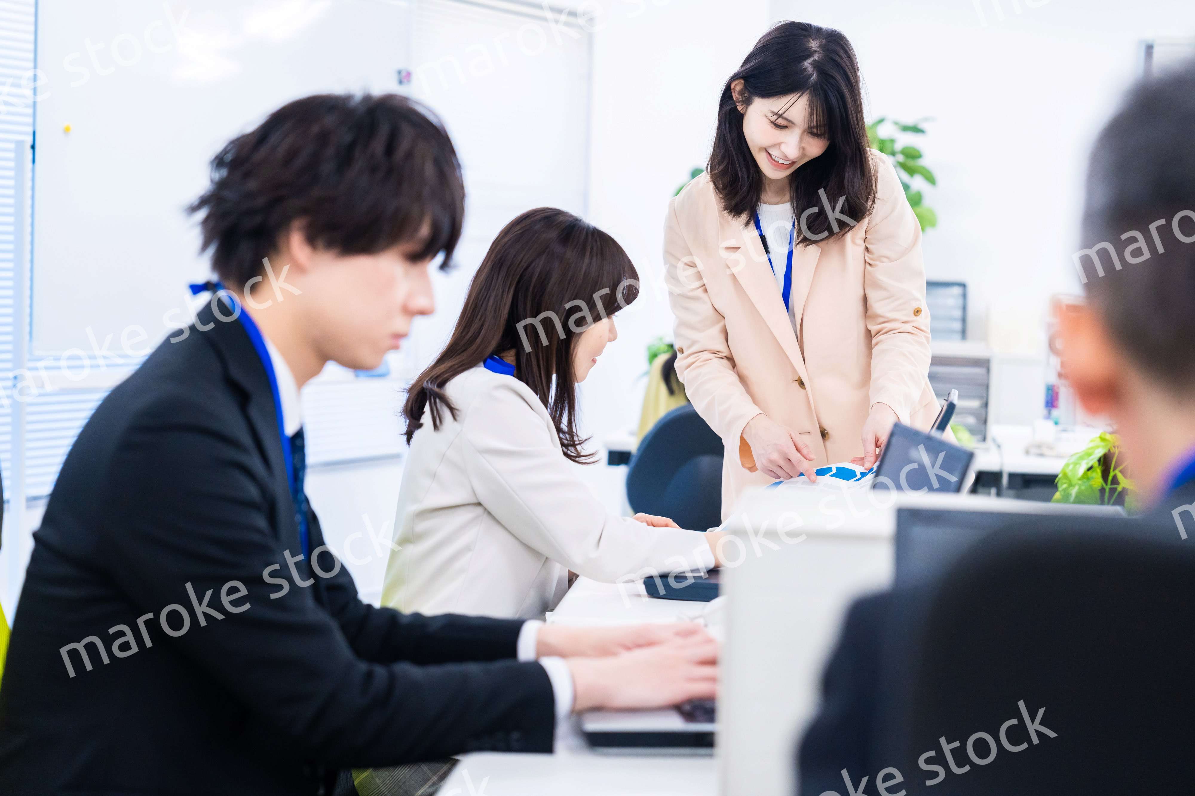 オフィスでコミュニケーションを図る女性