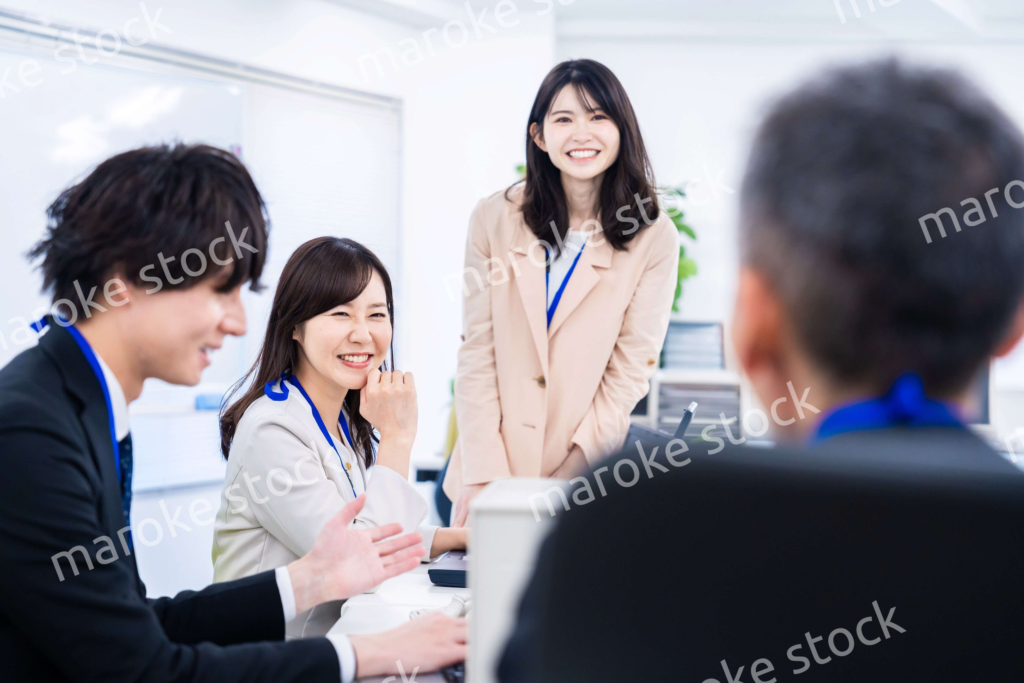 オフィスでコミュニケーションを図る女性