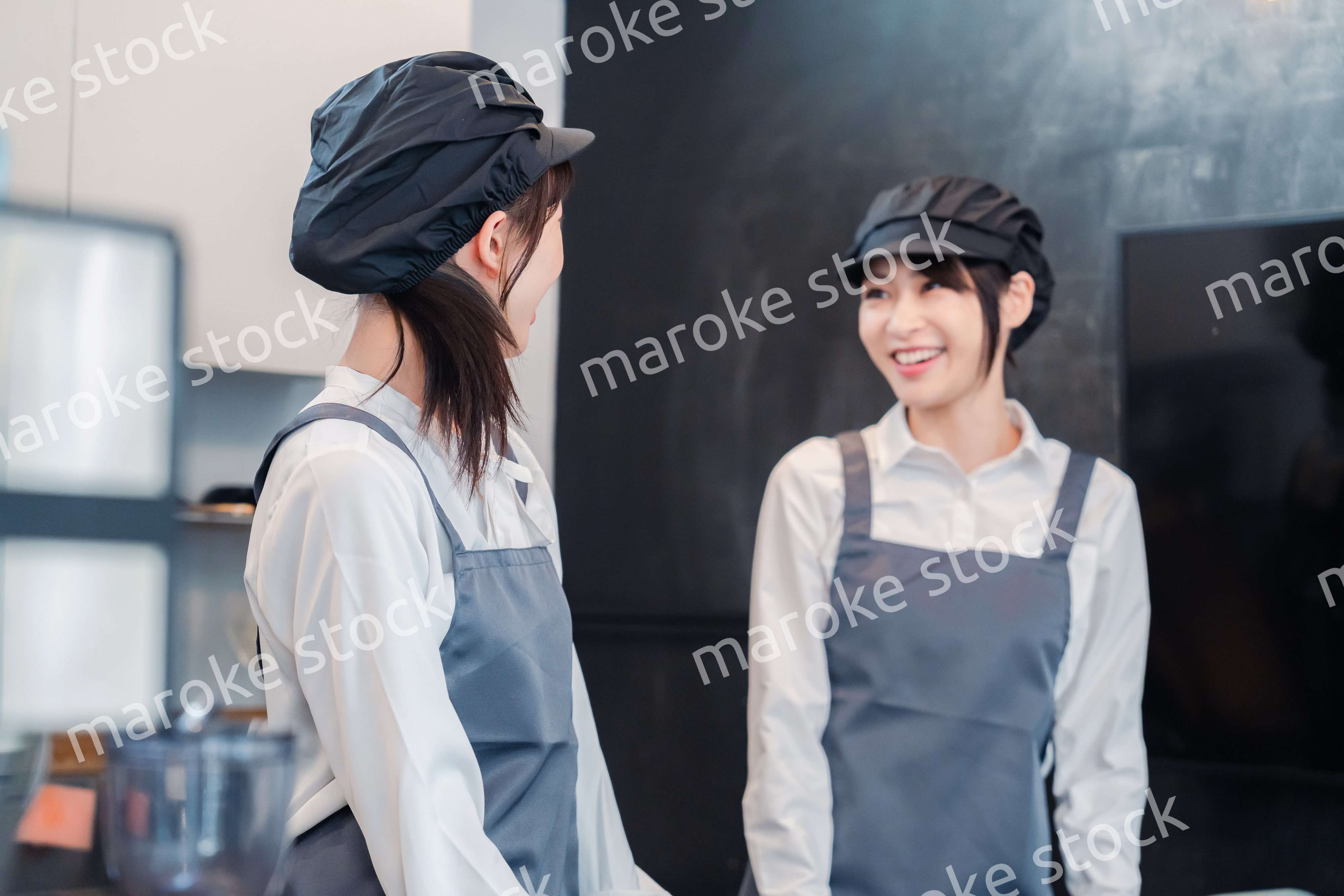 仲良く働くカフェスタッフ