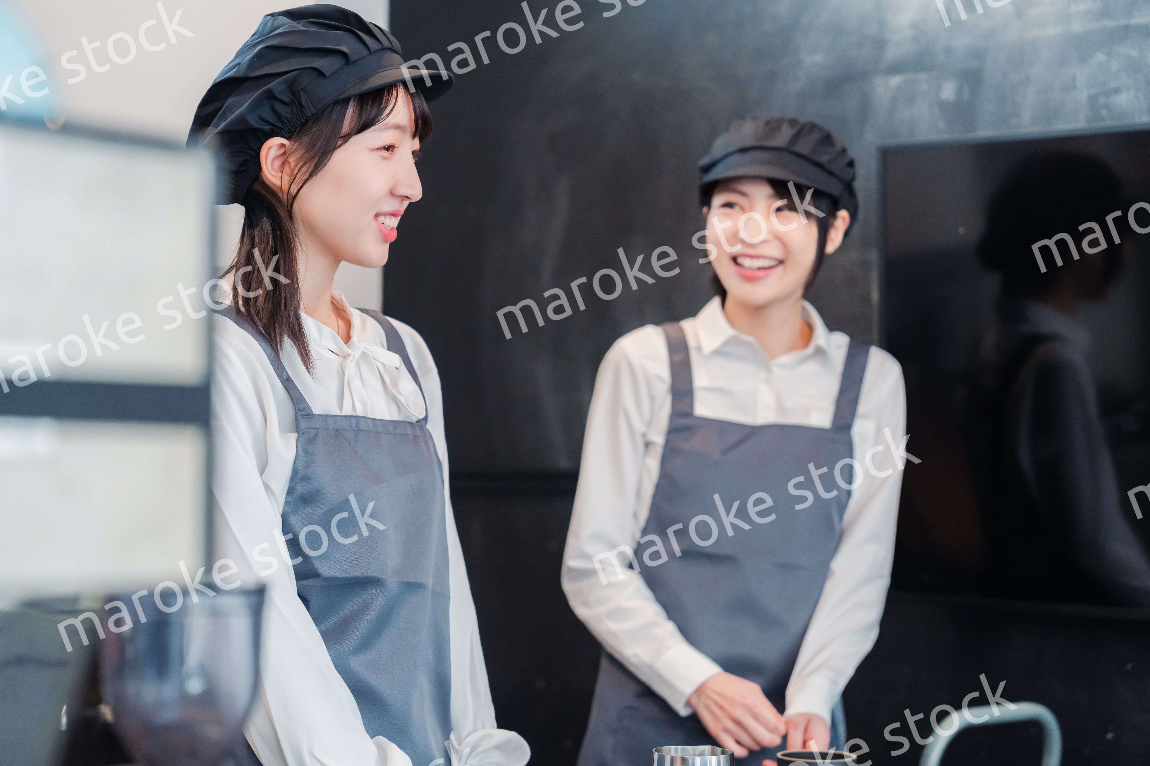 仲良く働くカフェスタッフ