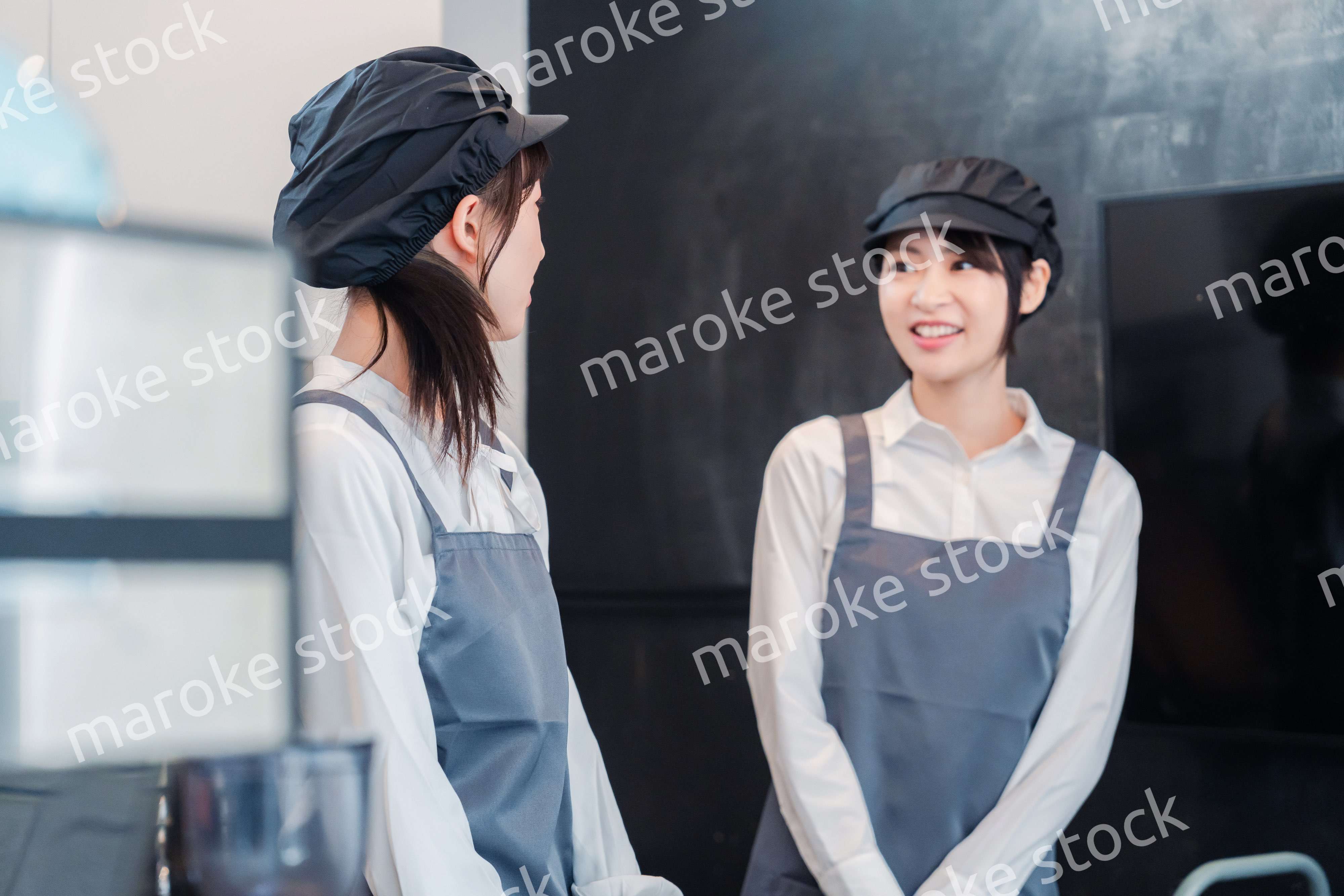 仲良く働くカフェスタッフ