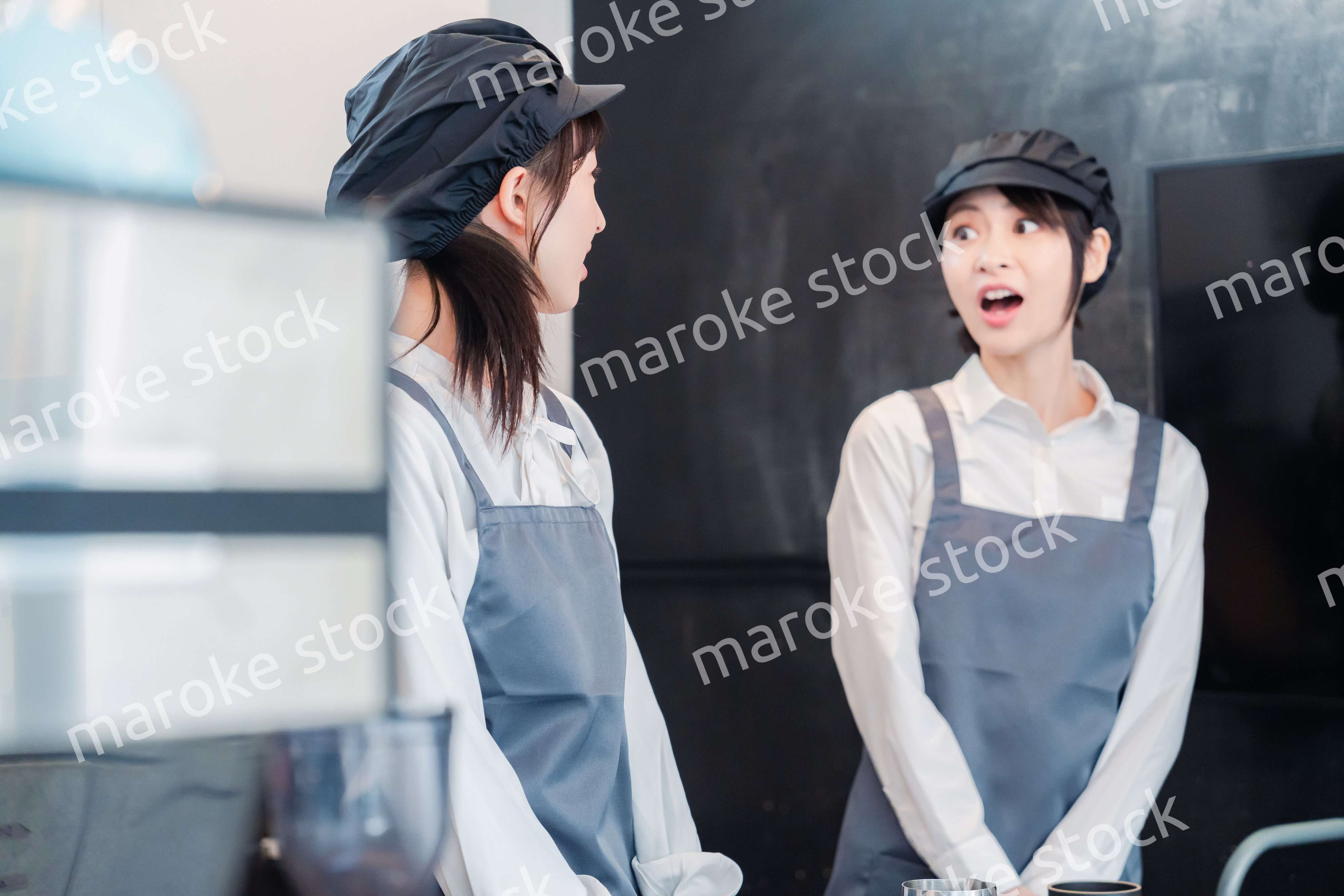 仲良く働くカフェスタッフ