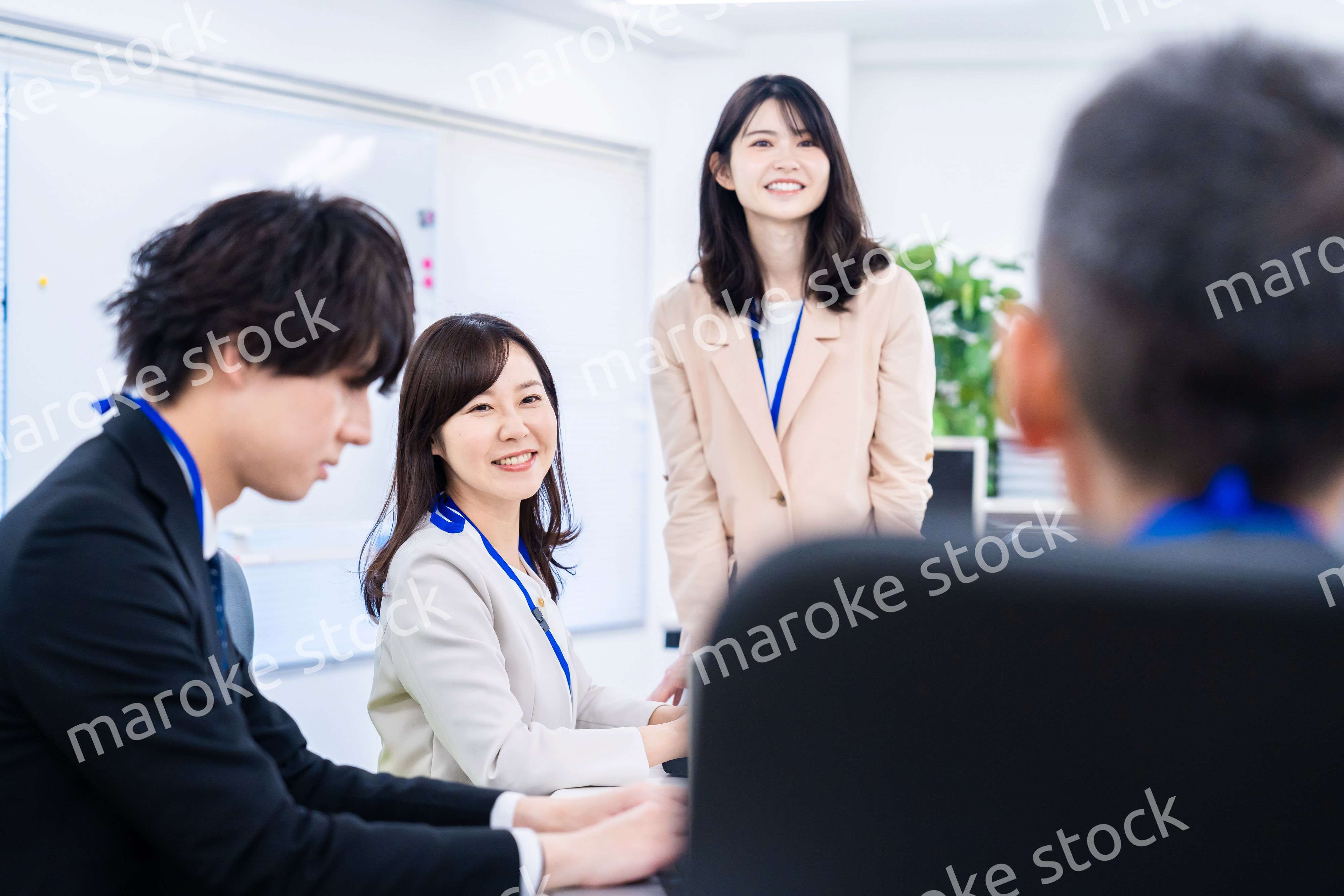 オフィスでコミュニケーションを図る女性