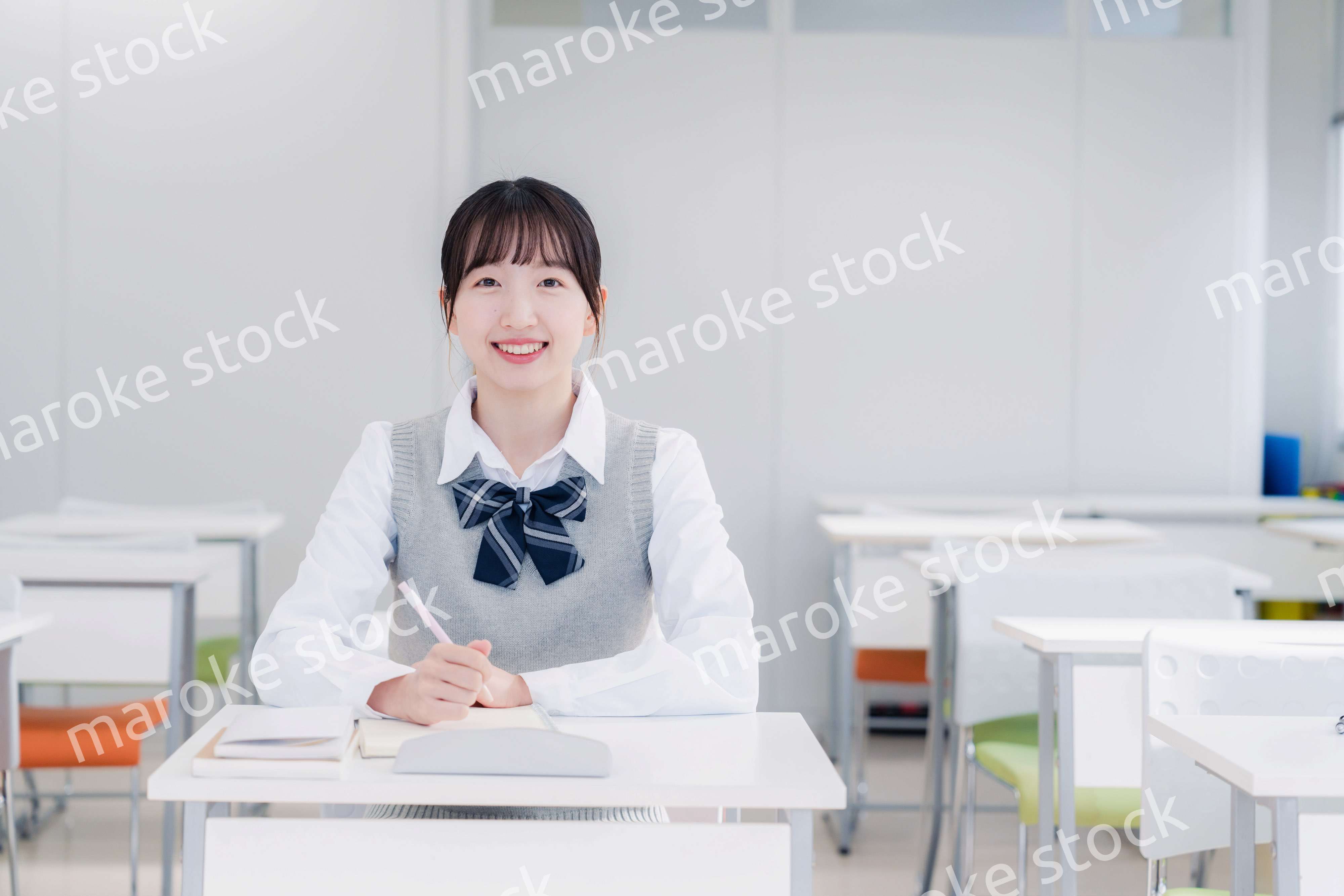 教室で自習をする女子高生