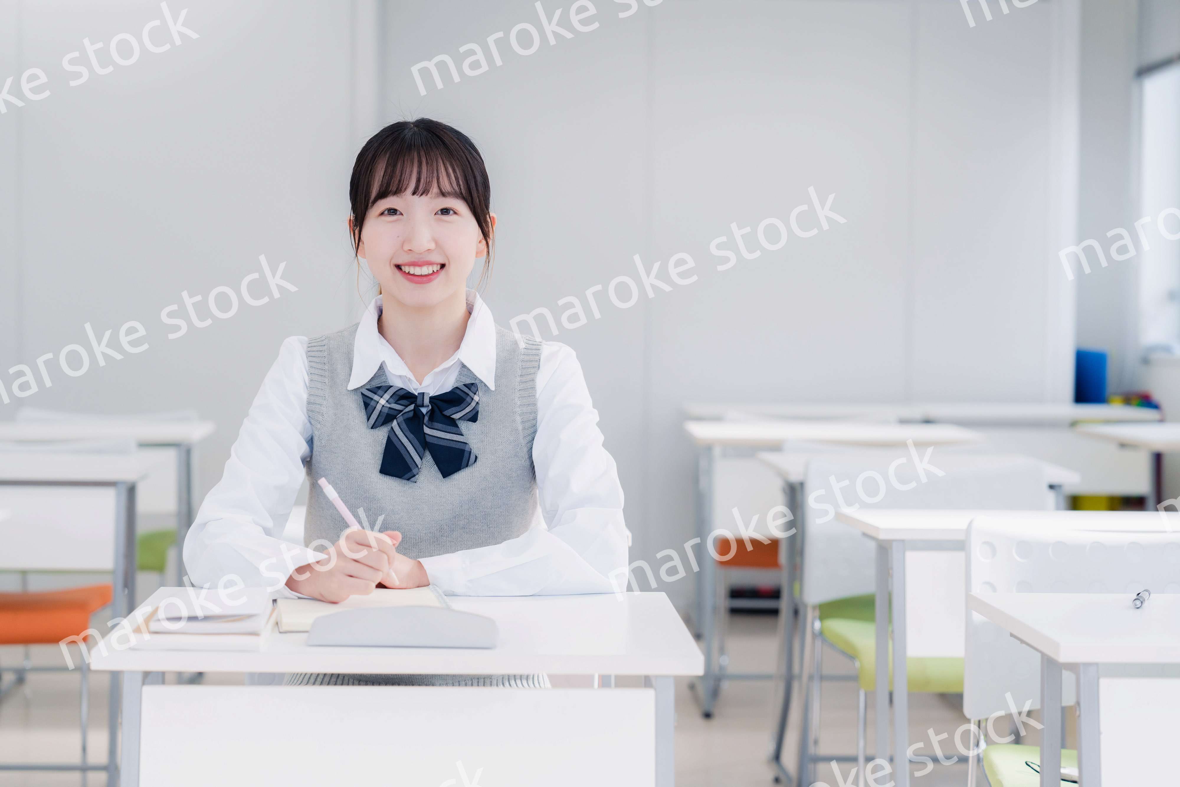 教室で自習をする女子高生