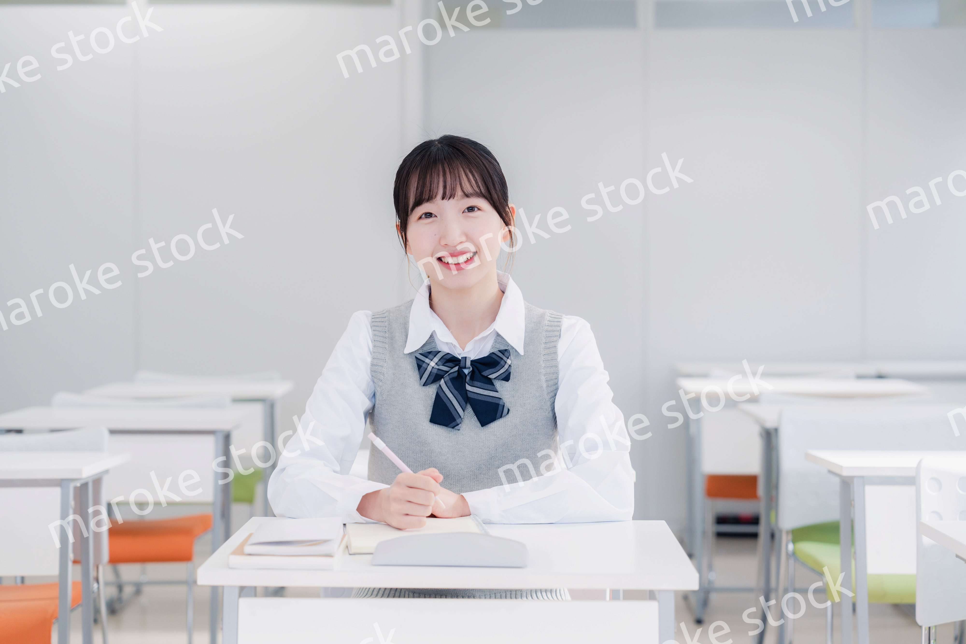 教室で自習をする女子高生