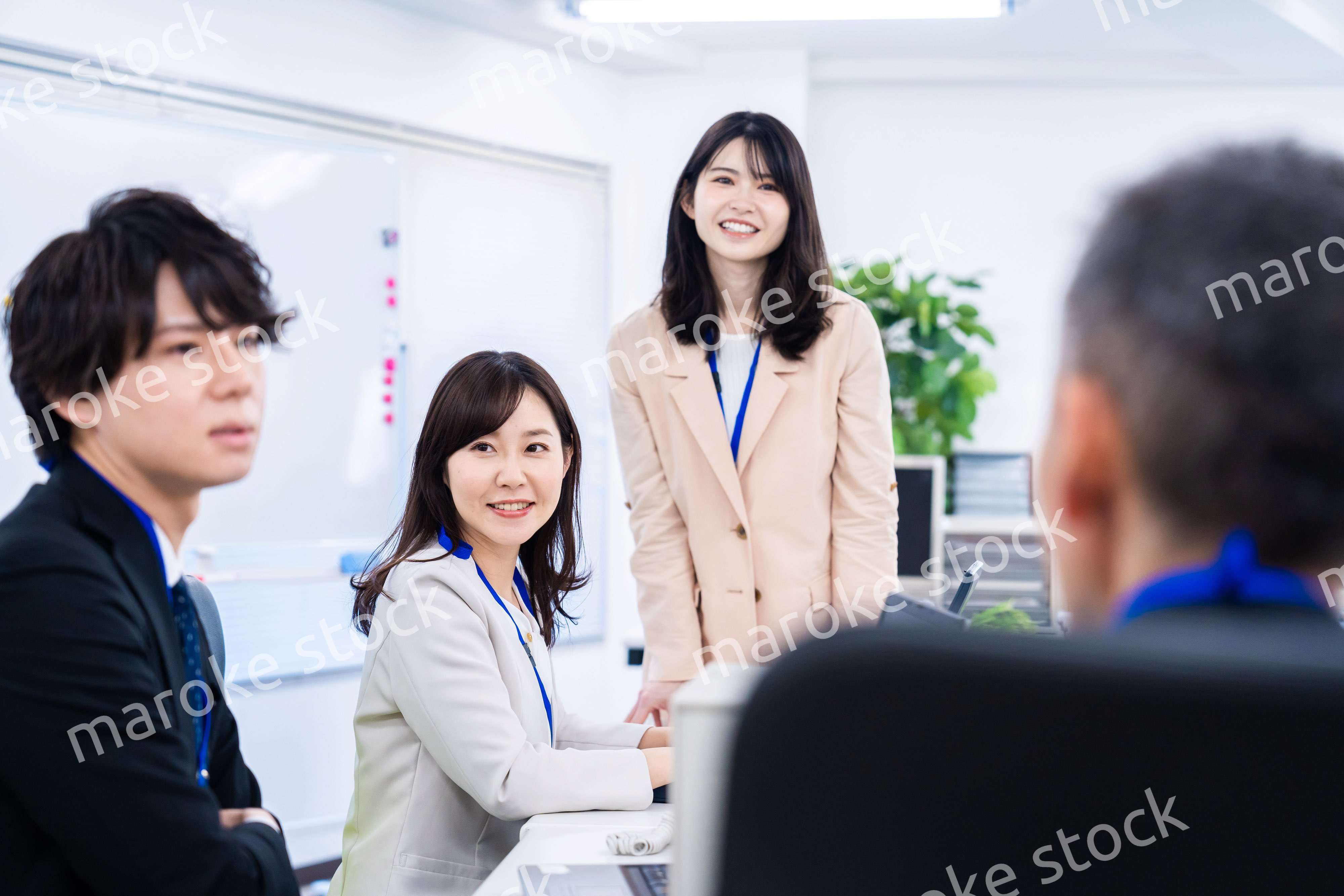 オフィスでコミュニケーションを図る女性