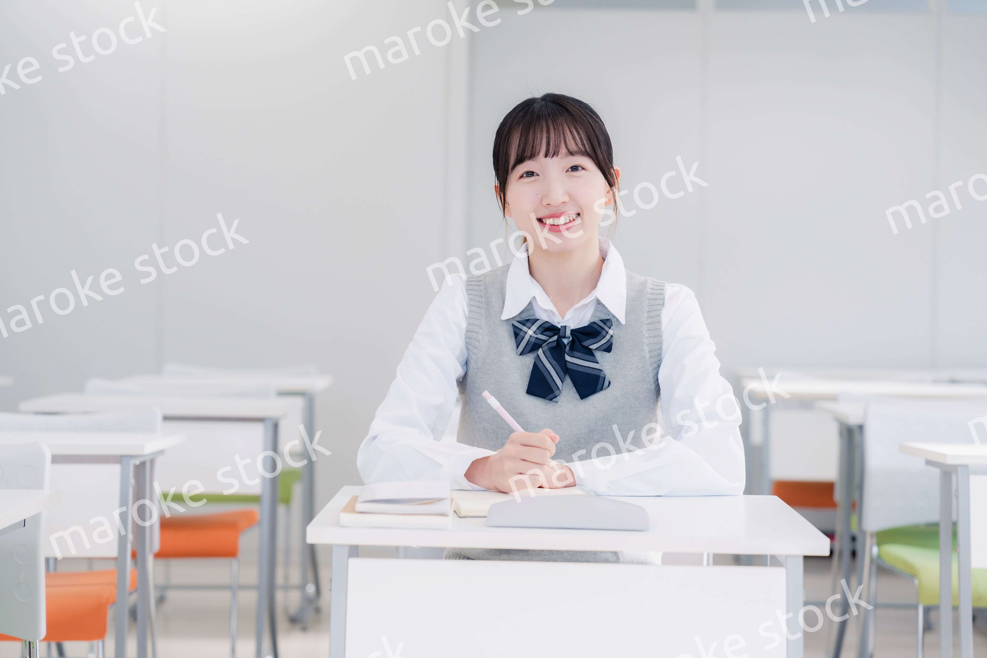 教室で自習をする女子高生