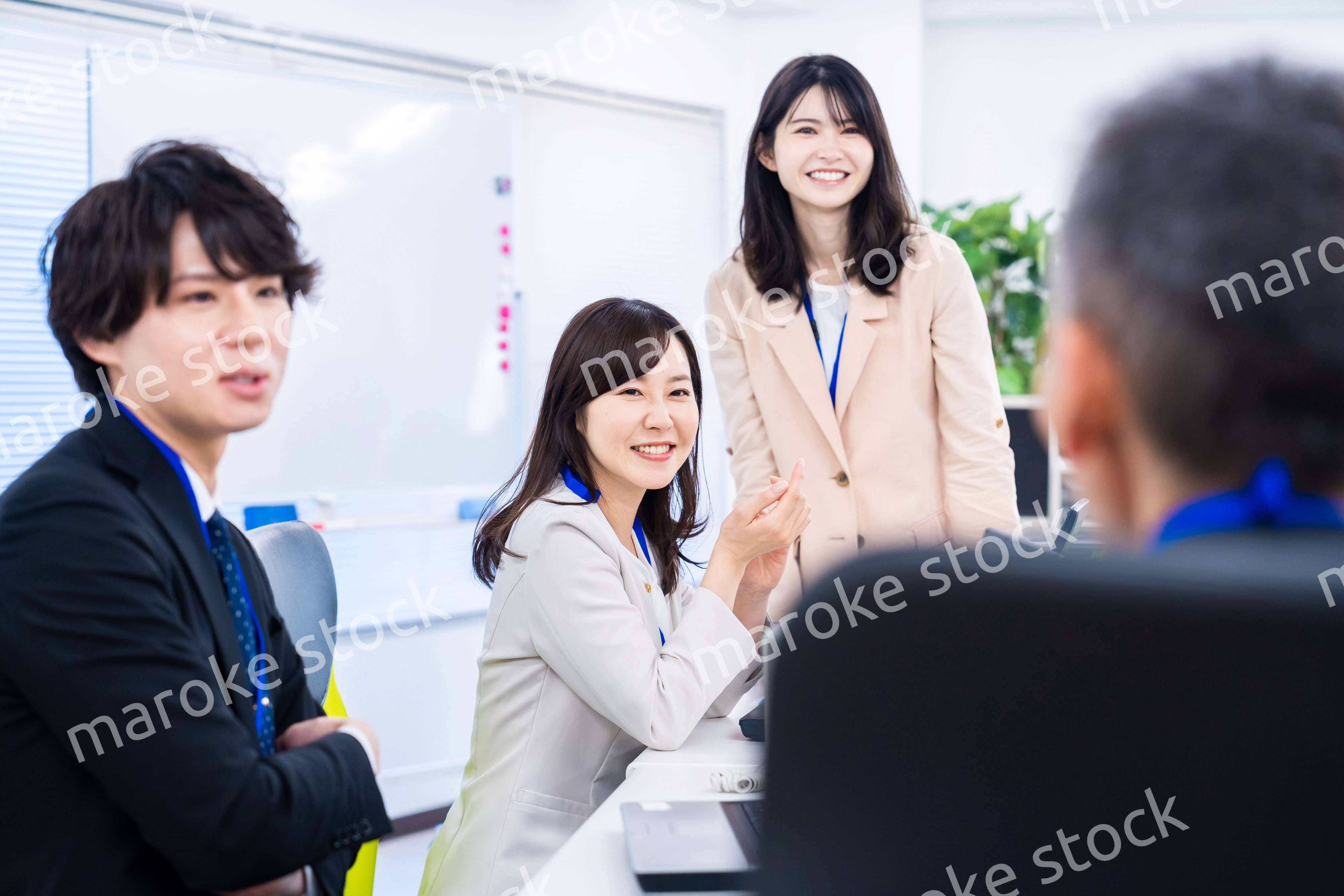 オフィスでコミュニケーションを図る女性