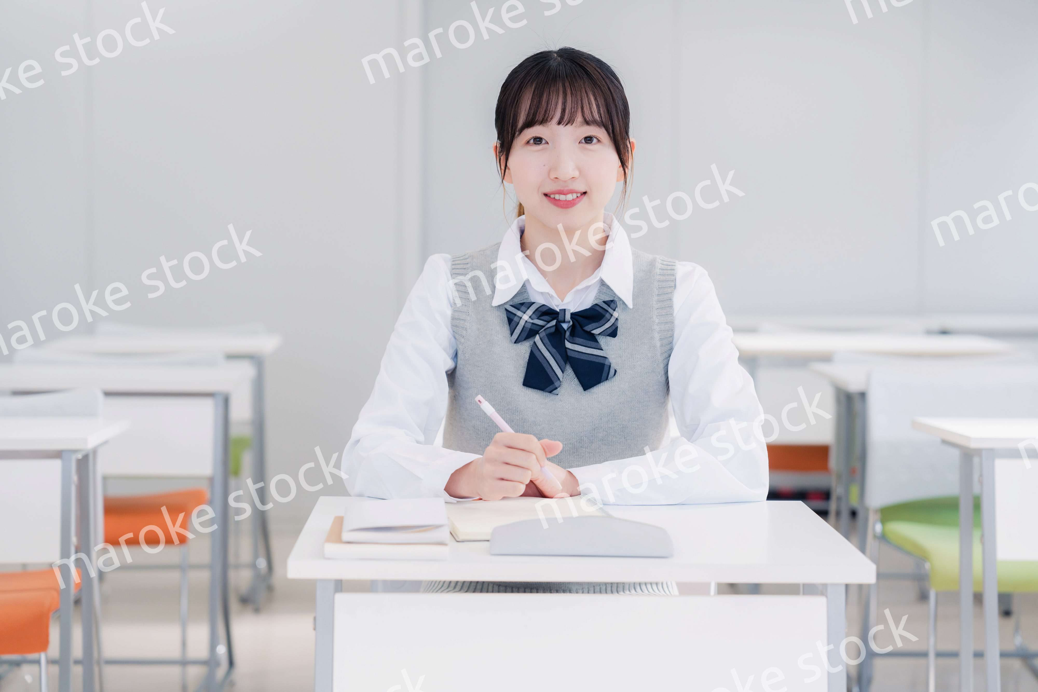 教室で自習をする女子高生