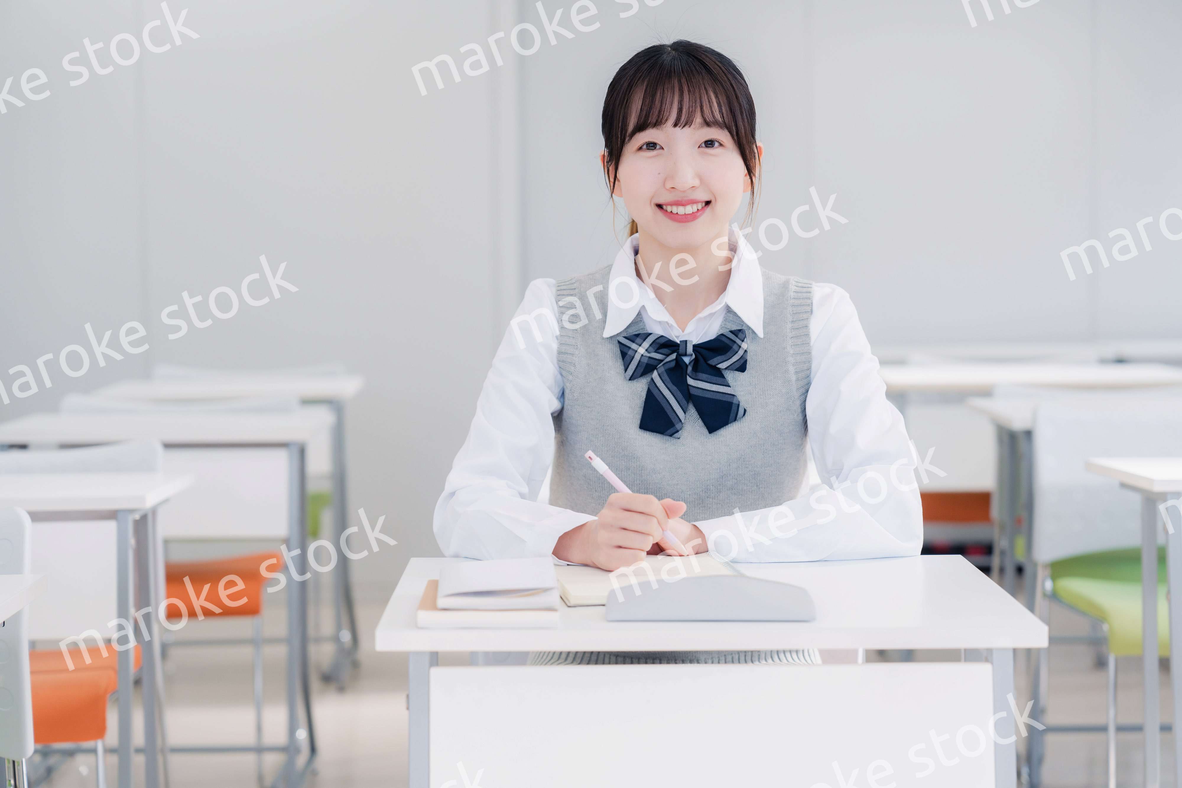 教室で自習をする女子高生