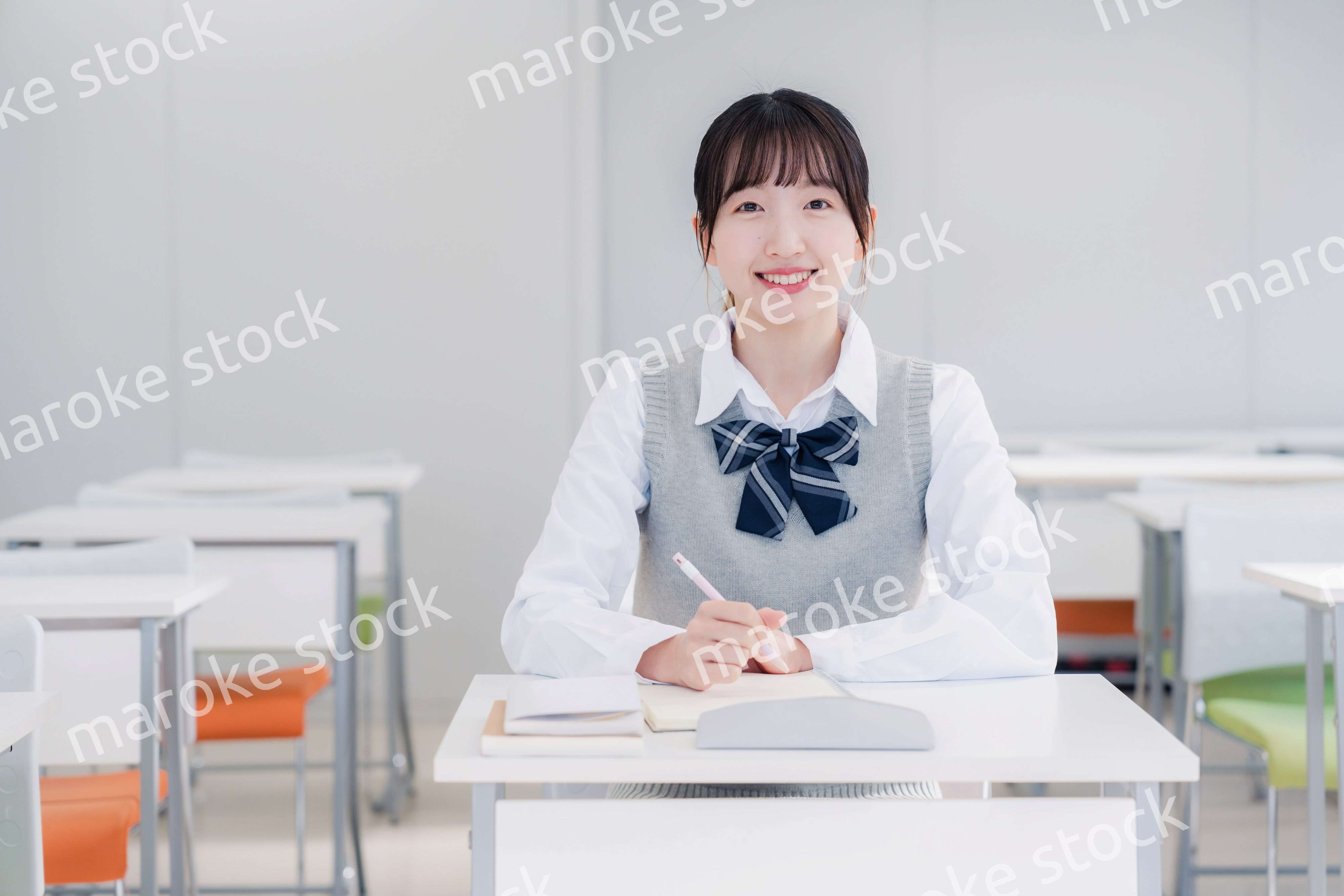 教室で自習をする女子高生