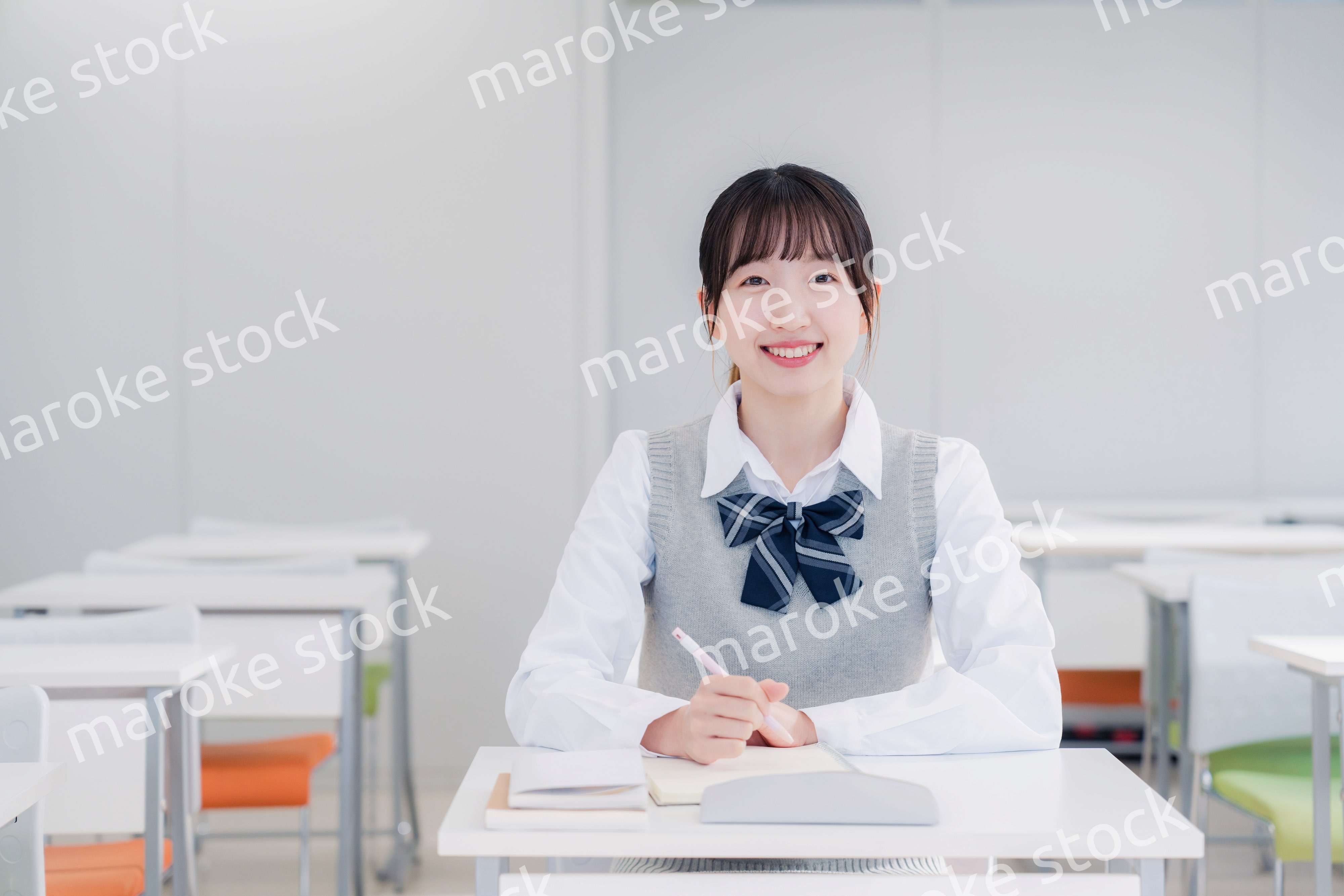 教室で自習をする女子高生