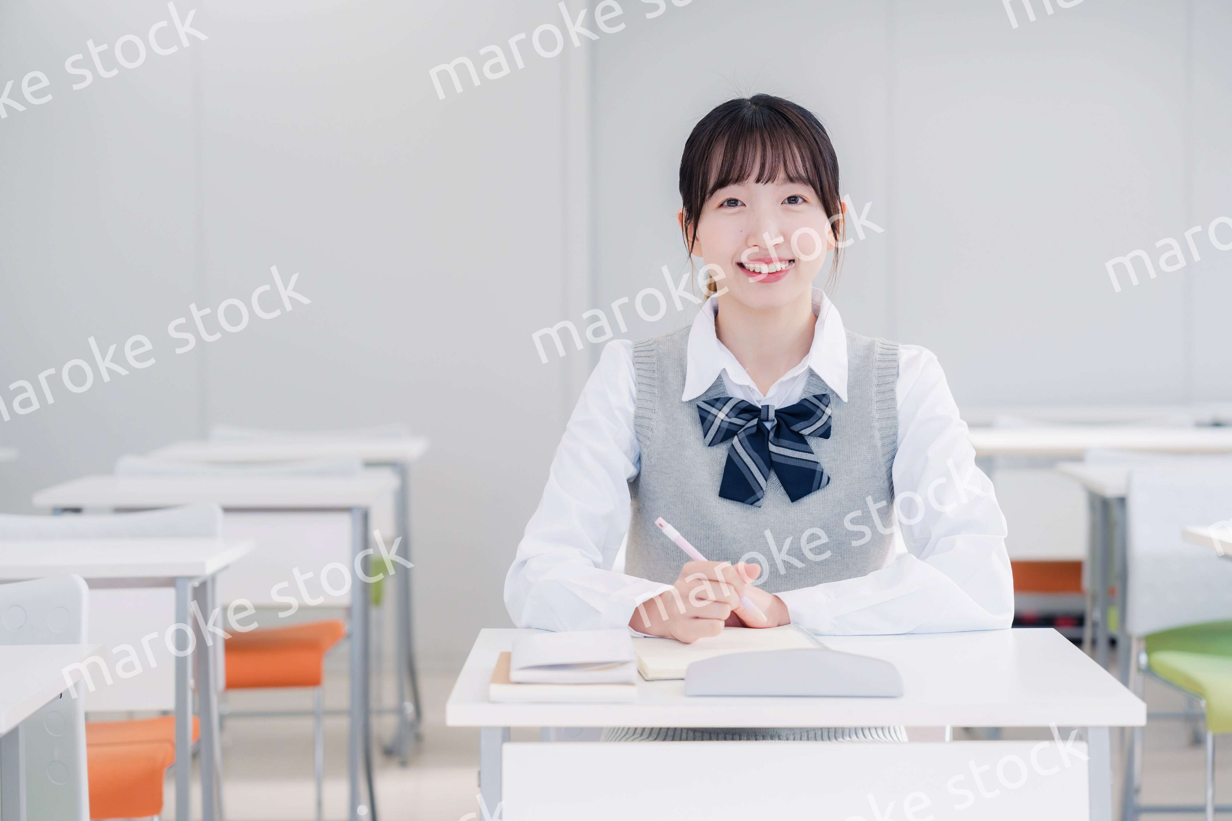 教室で自習をする女子高生