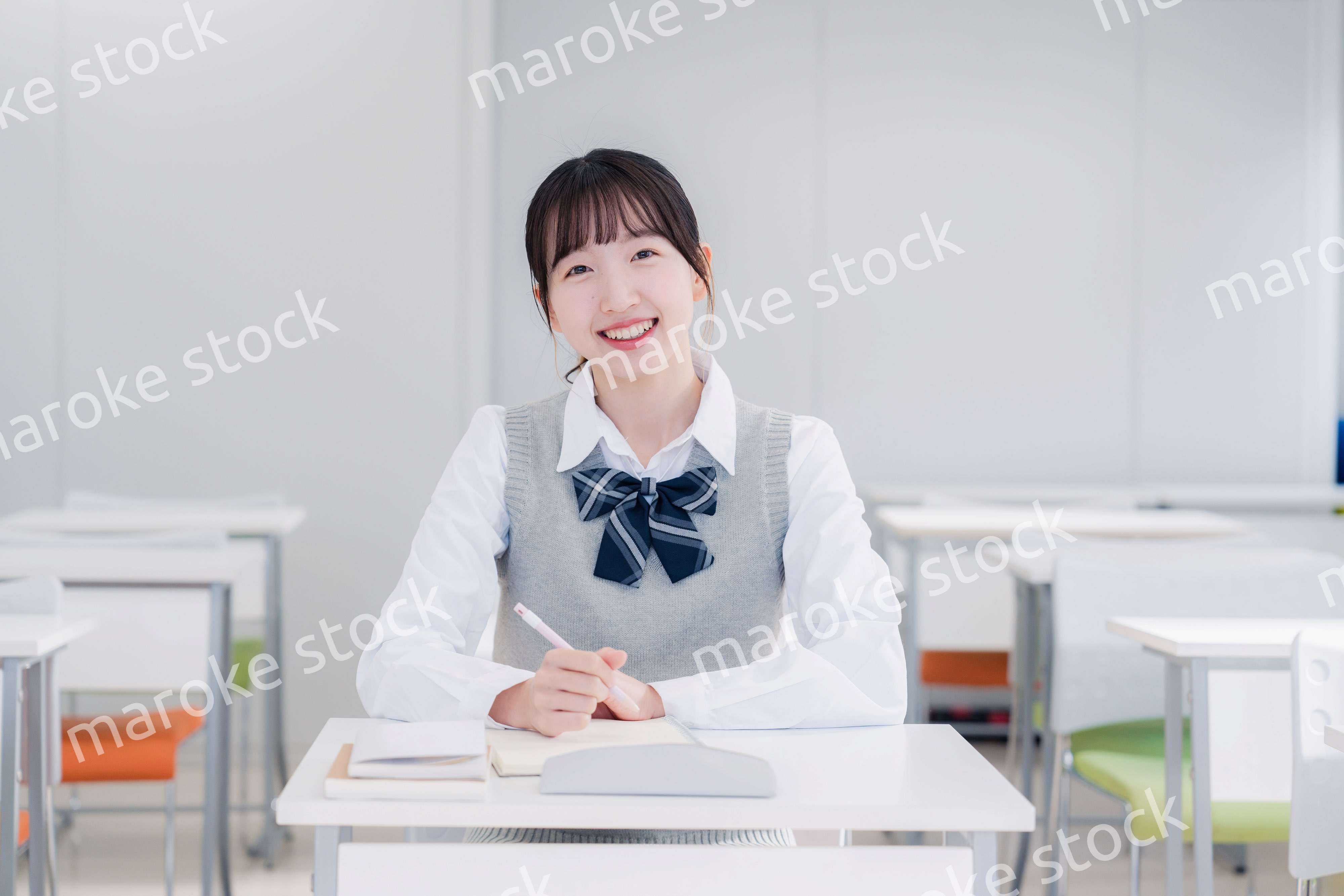 教室で自習をする女子高生