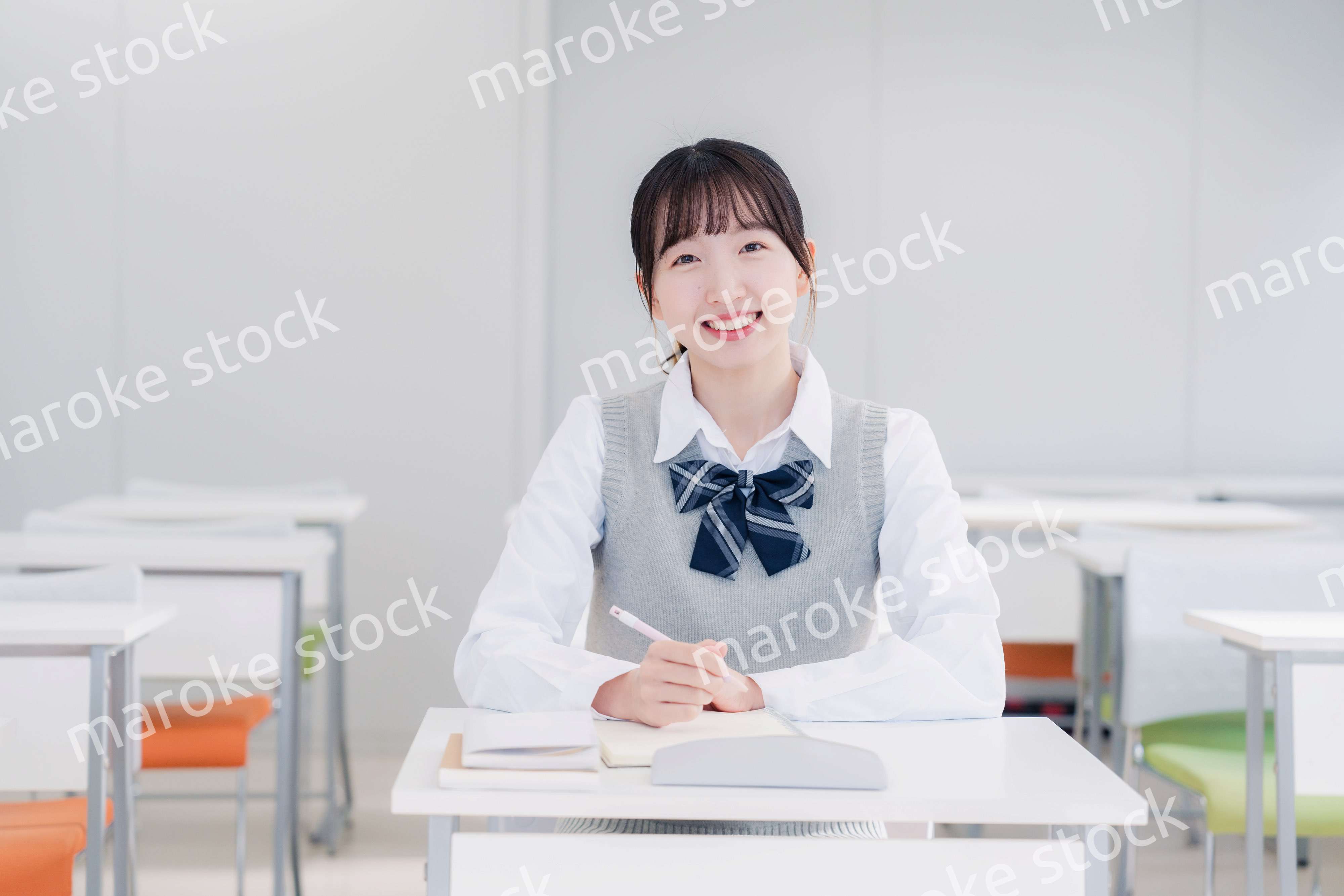 教室で自習をする女子高生