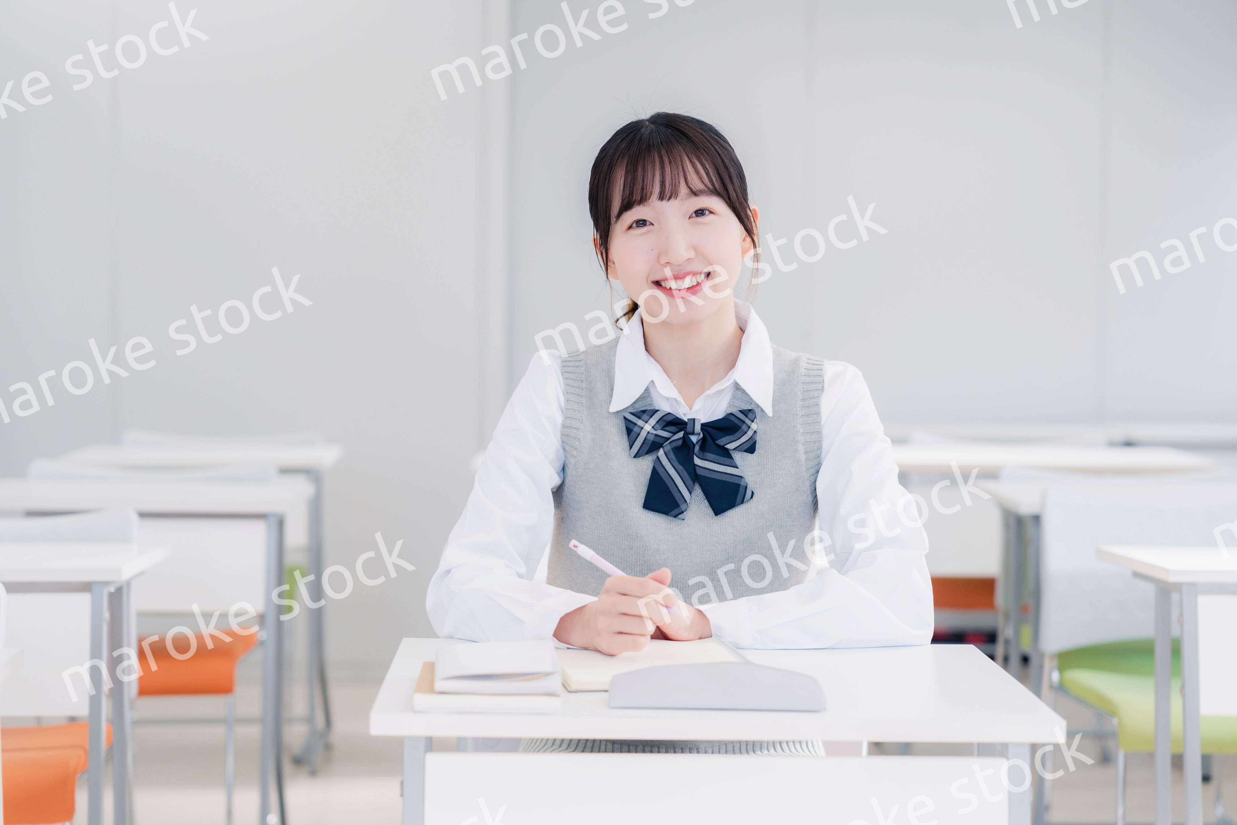 教室で自習をする女子高生