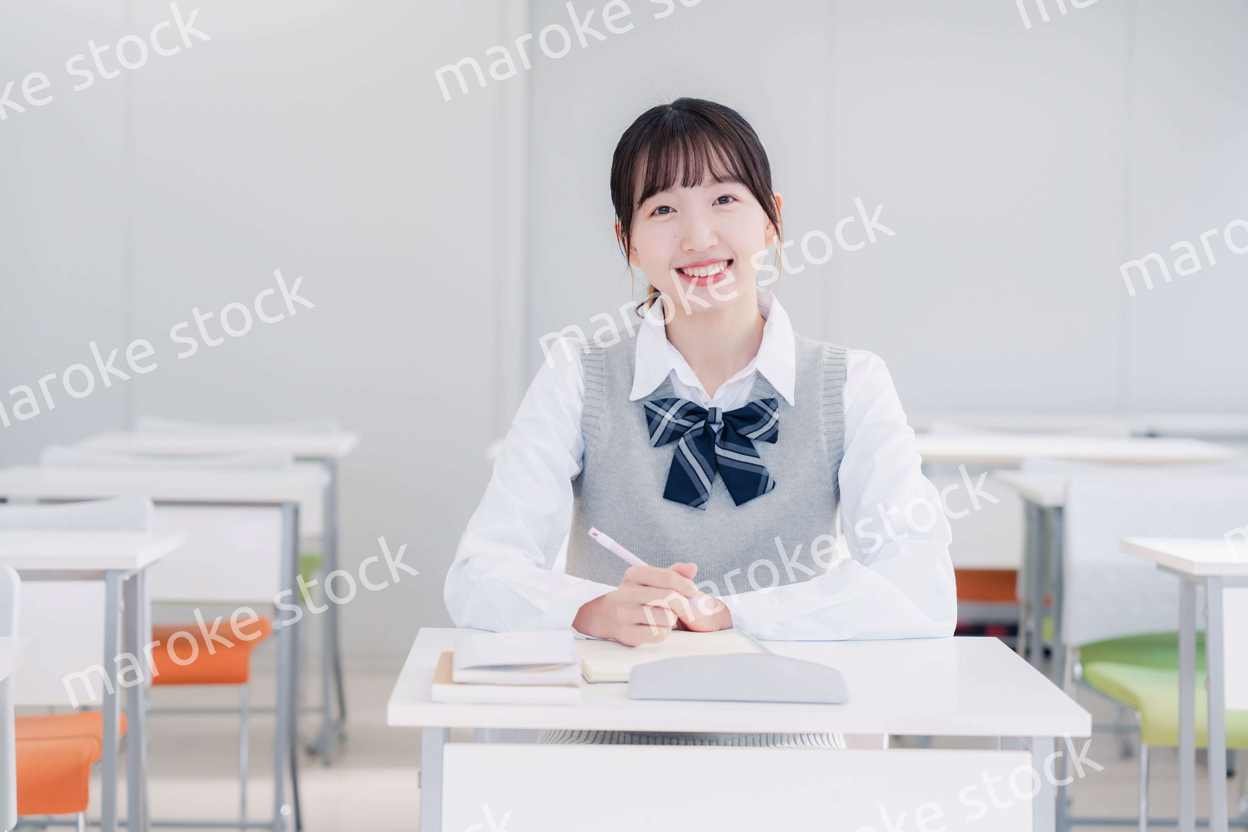 教室で自習をする女子高生