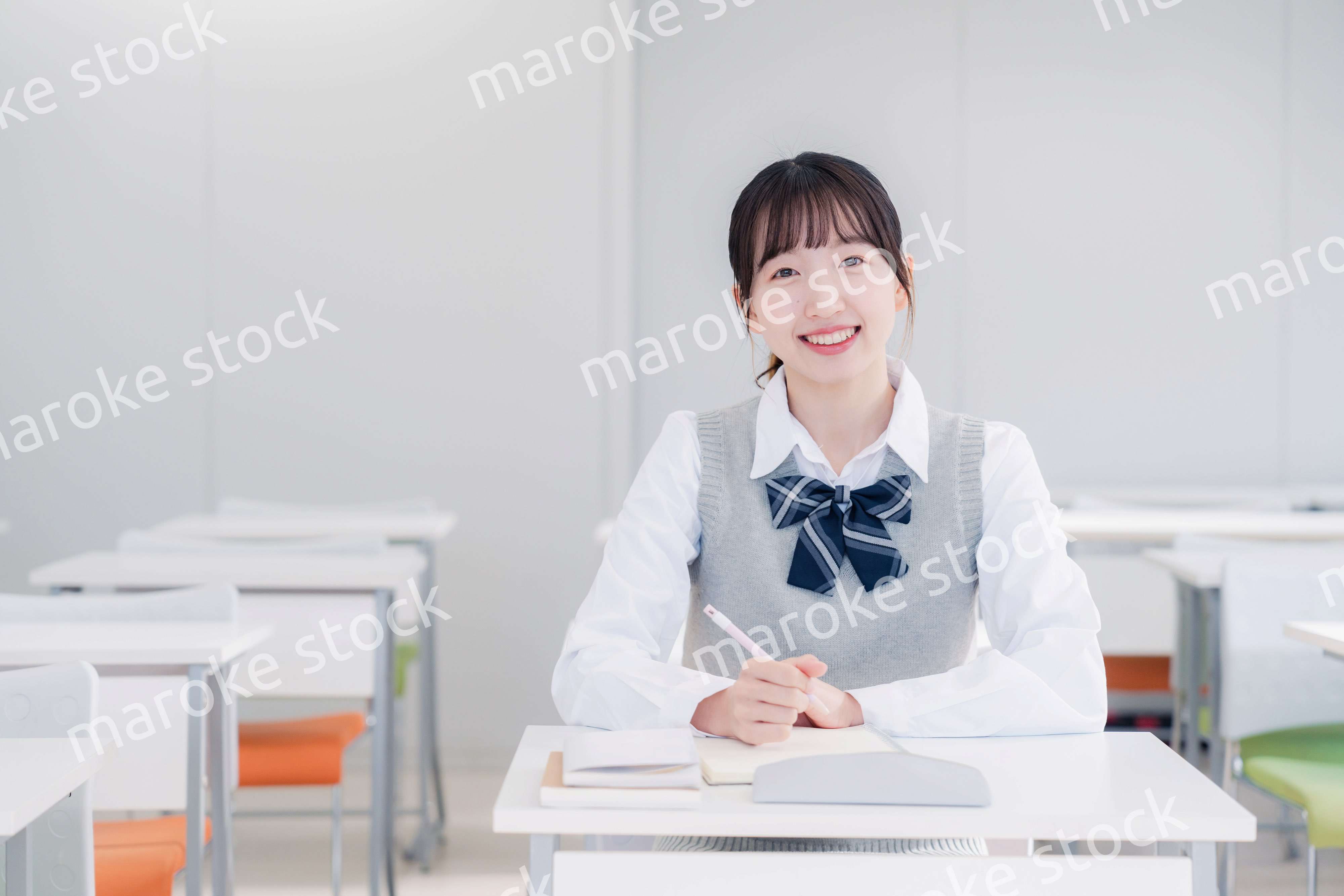 教室で自習をする女子高生