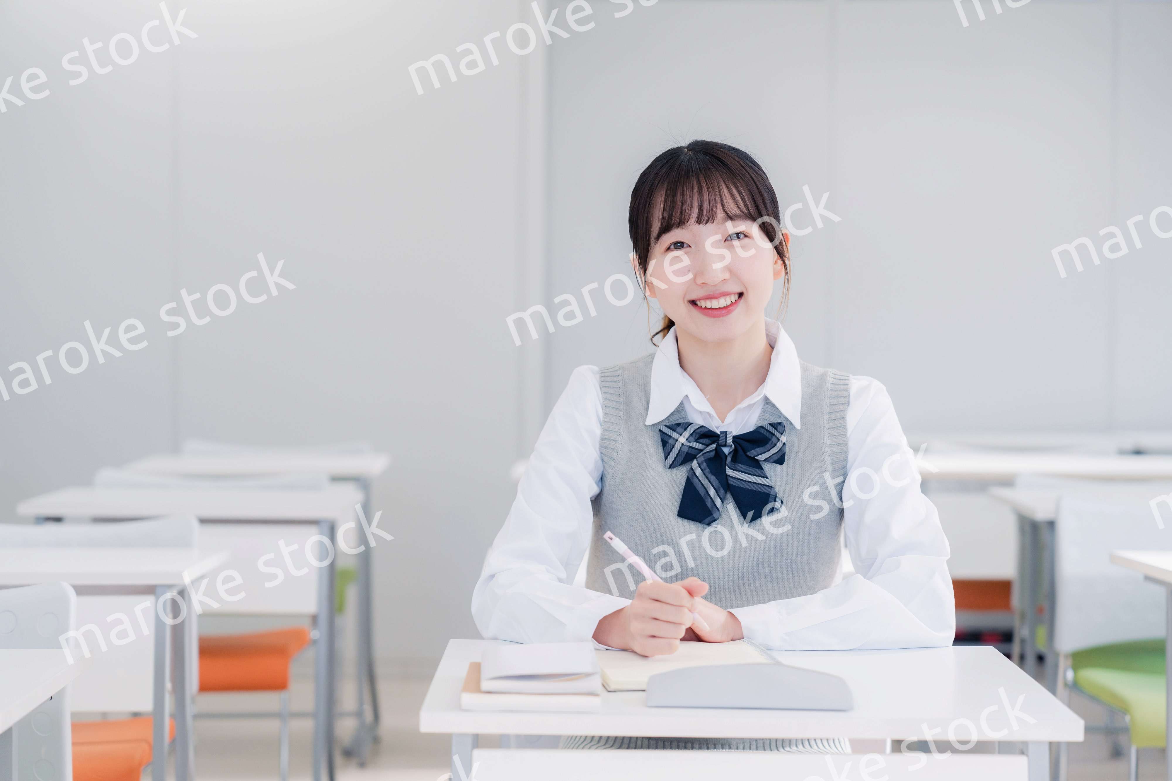 教室で自習をする女子高生